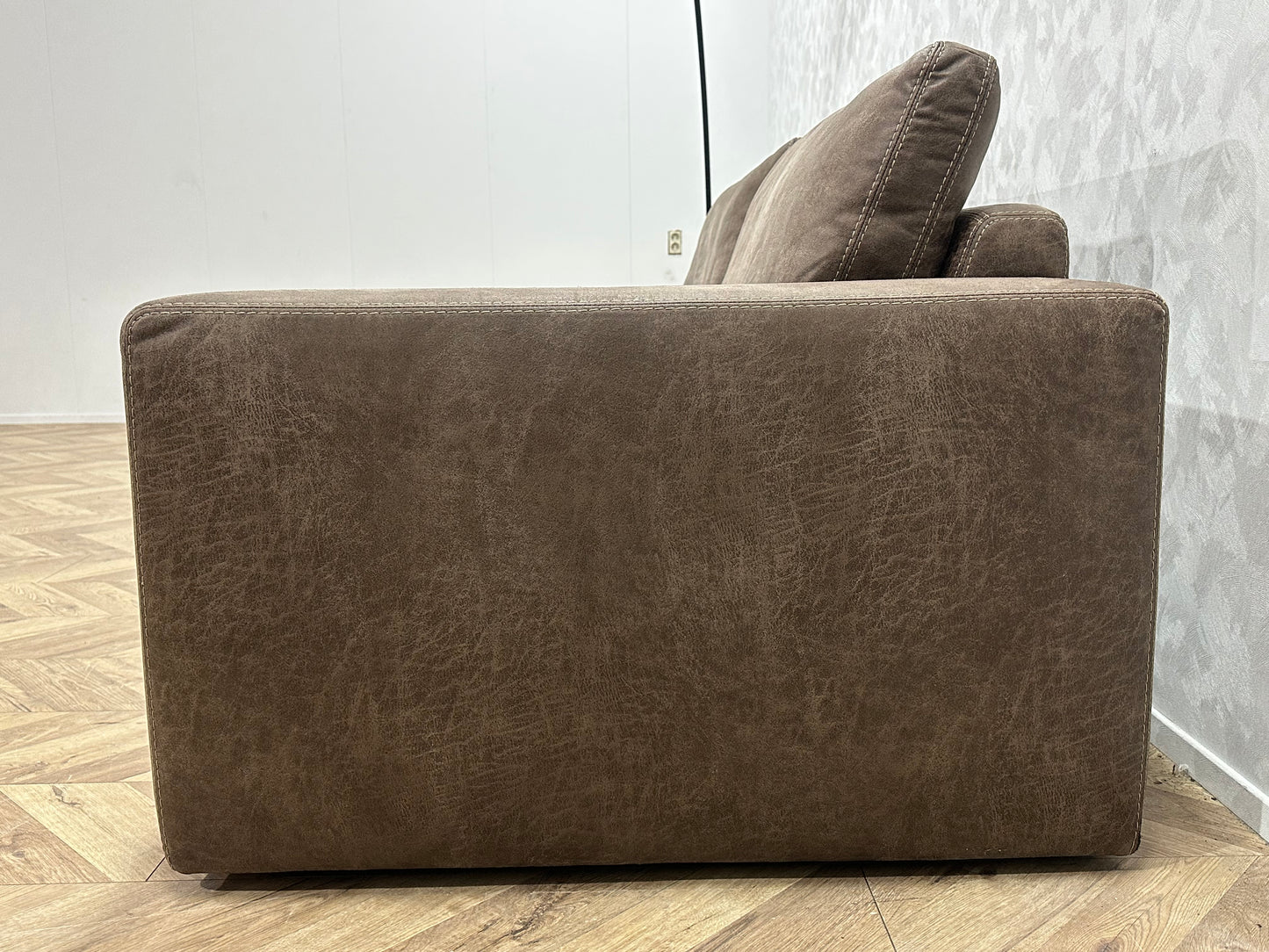 Bruine Suède Lederen 2.5-Zits Bank Inc Hocker ~ Losse Rugkussens Met Afneembare Hoezen