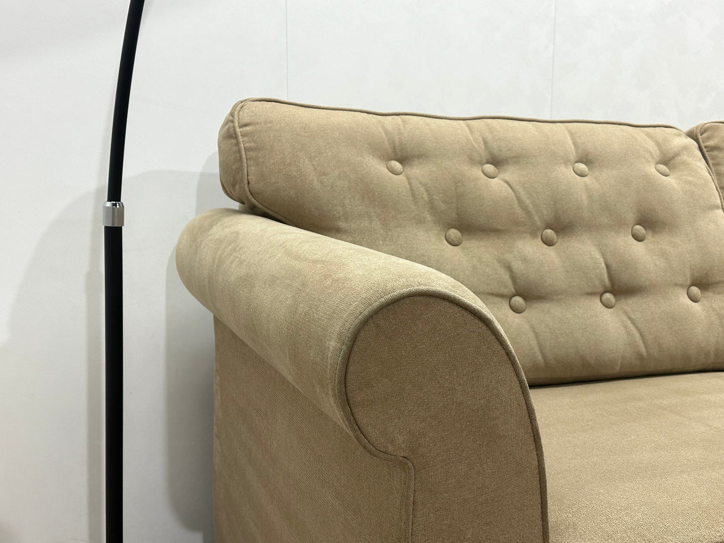 Beige Suède Stoffen Hoekbank ~ Losse Rugkussens Met Afneembare Hoezen
