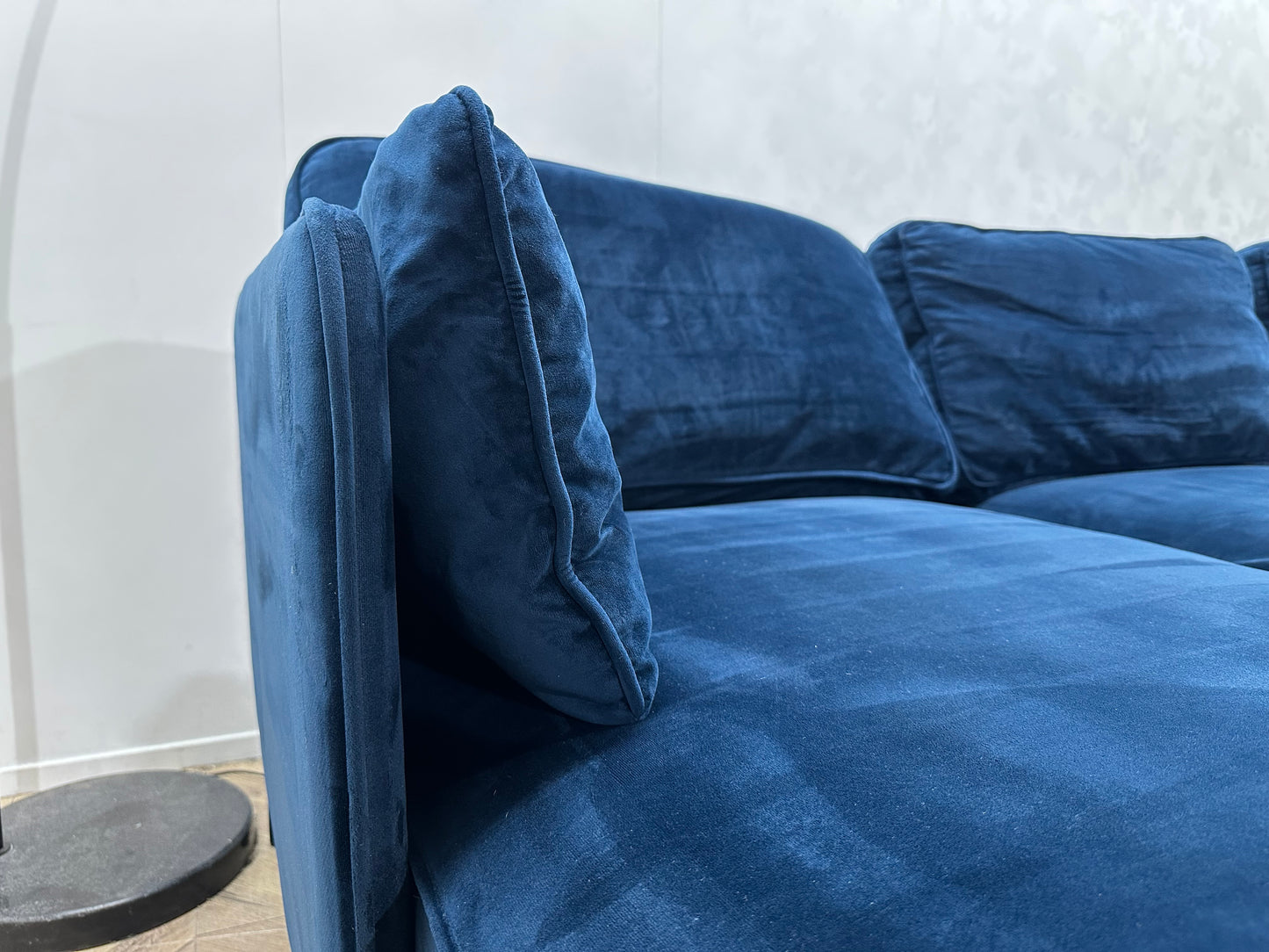 Donker Blauwe Velvet Hoekbank ~ Losse Rugkussens Met Afneembare Hoezen