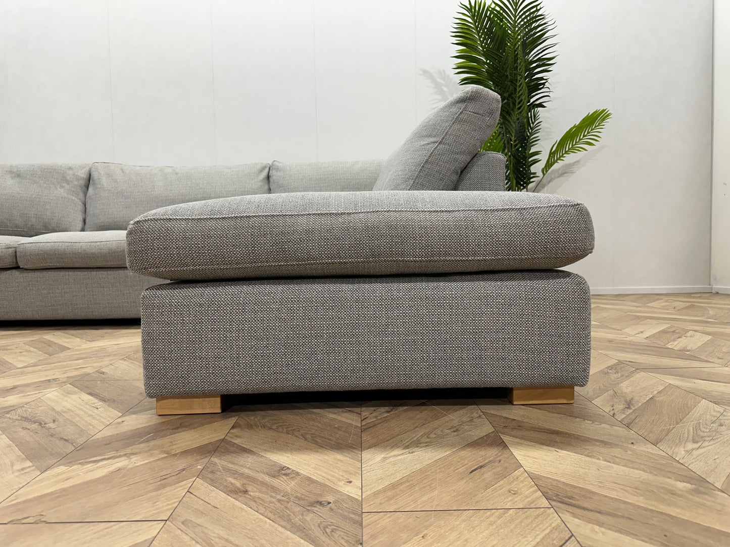 Licht Grijze Hoekbank Inc. Hocker ~ Losse Kussens Met Afneembare Hoezen