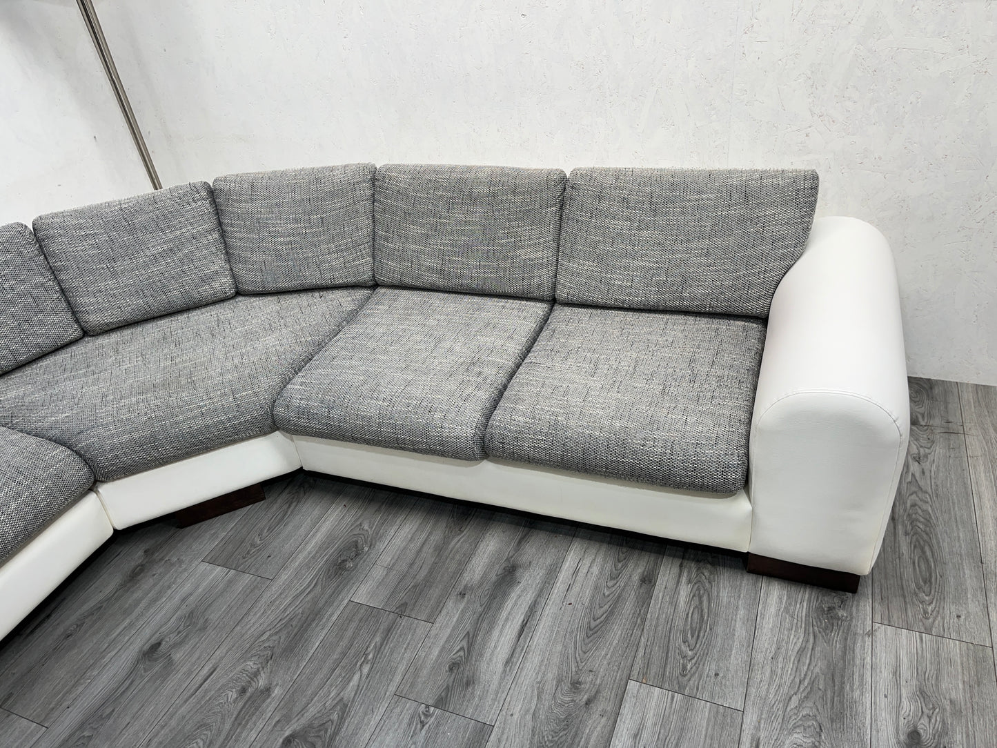 Wit / Licht Grijze Hoekbank Set Met Stoel - Banken Bazaar