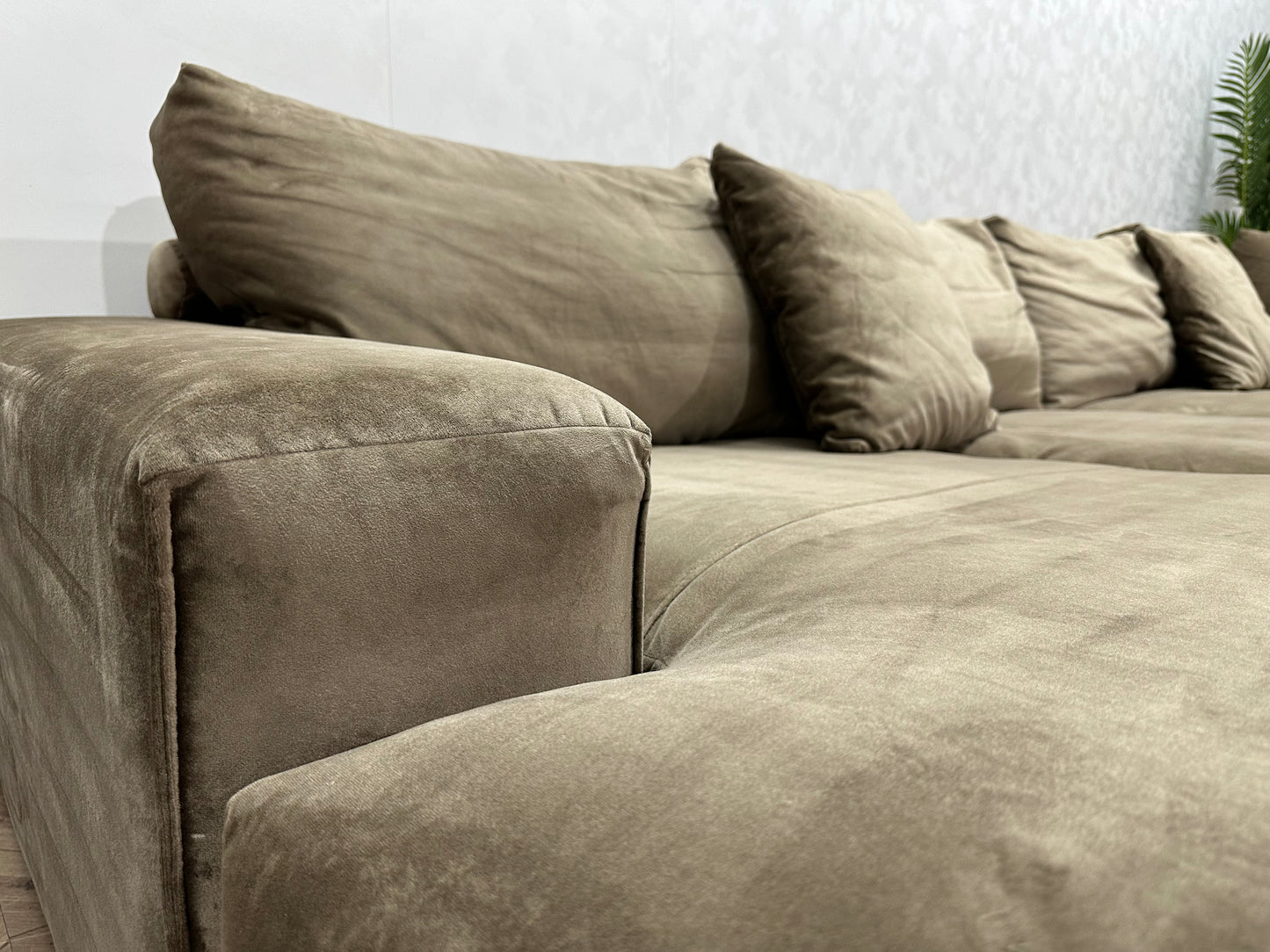 Bruine/Goude Velvet Hoekbank ~ Losse Kussens Met Afneembare Hoezen
