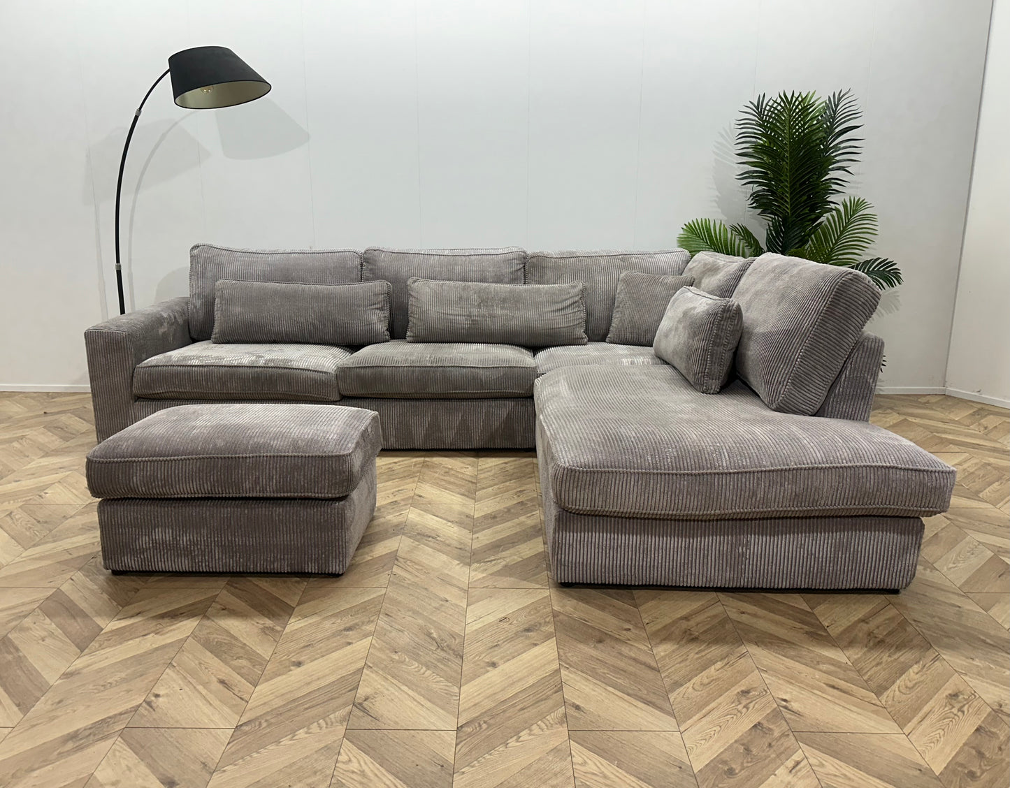 Licht Grijze Ribstof Hoekbank Inc Hocker ~ Losse Kussens Met Afneembare Hoezen