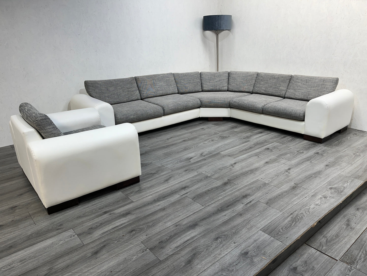 Wit / Licht Grijze Hoekbank Set Met Stoel - Banken Bazaar