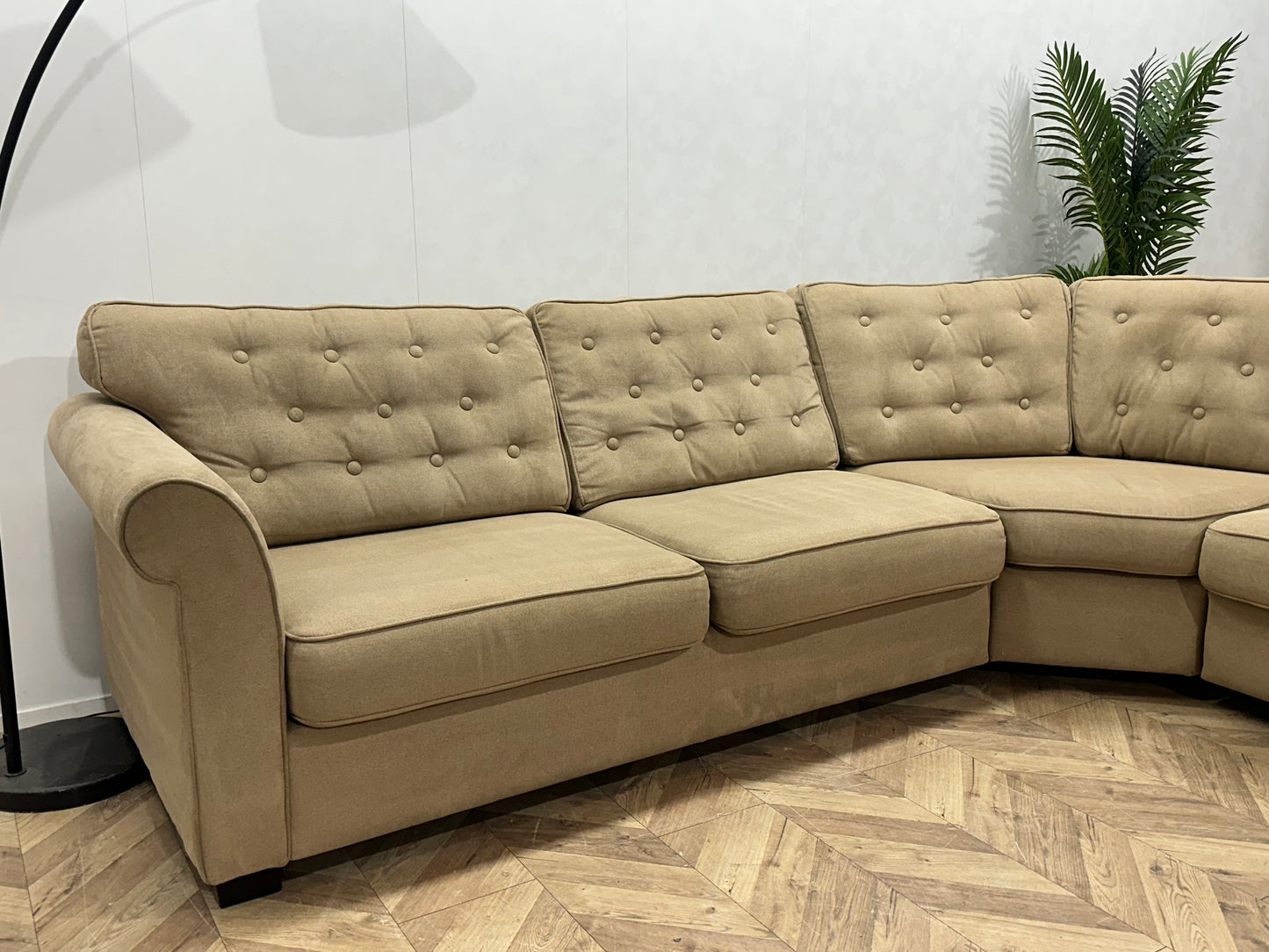 Beige Suède Stoffen Hoekbank ~ Losse Rugkussens Met Afneembare Hoezen