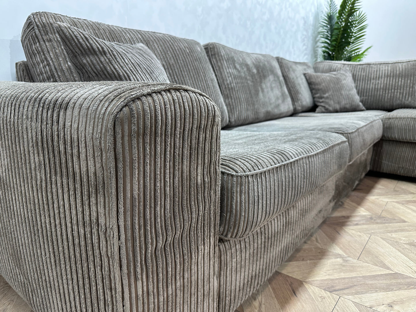 Taupe Ribstof Hoekbank ~ Losse Kussens Met Afneembare Hoezen