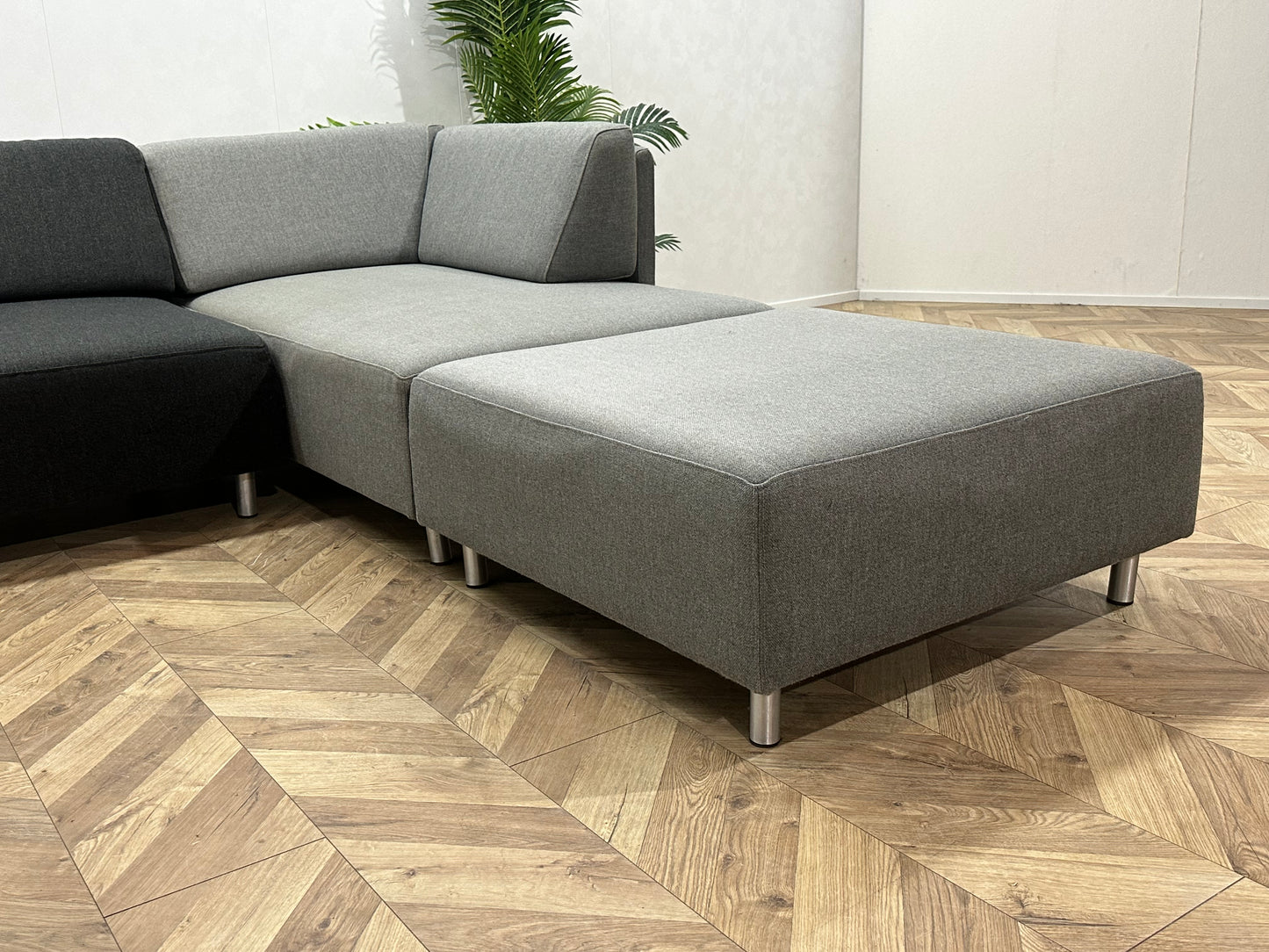 Zwart/Grijze Hoekbank Inc Hocker ~ Losse Rugkussens Met Afneembare Hoezen
