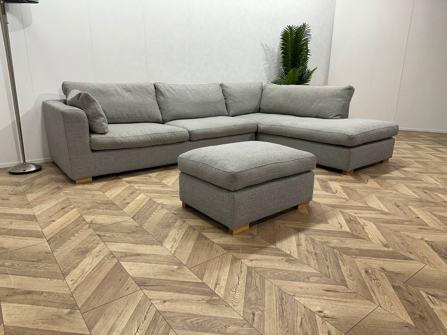 Licht Grijze Hoekbank Inc. Hocker ~ Losse Kussens Met Afneembare Hoezen
