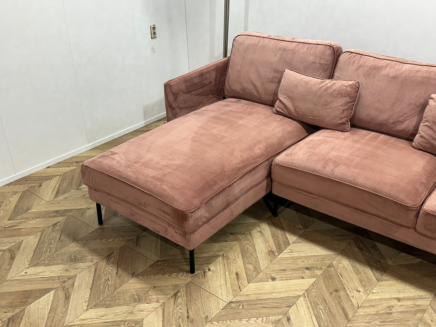 Roze Velvet Hoekbank ~ Losse Rugkussens Met Afneembare Hoezen
