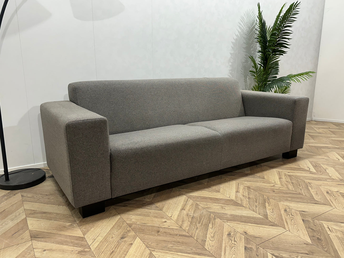 Licht grijze 2.5-Zits Bank Inc Hocker ~ Vaste Kussens