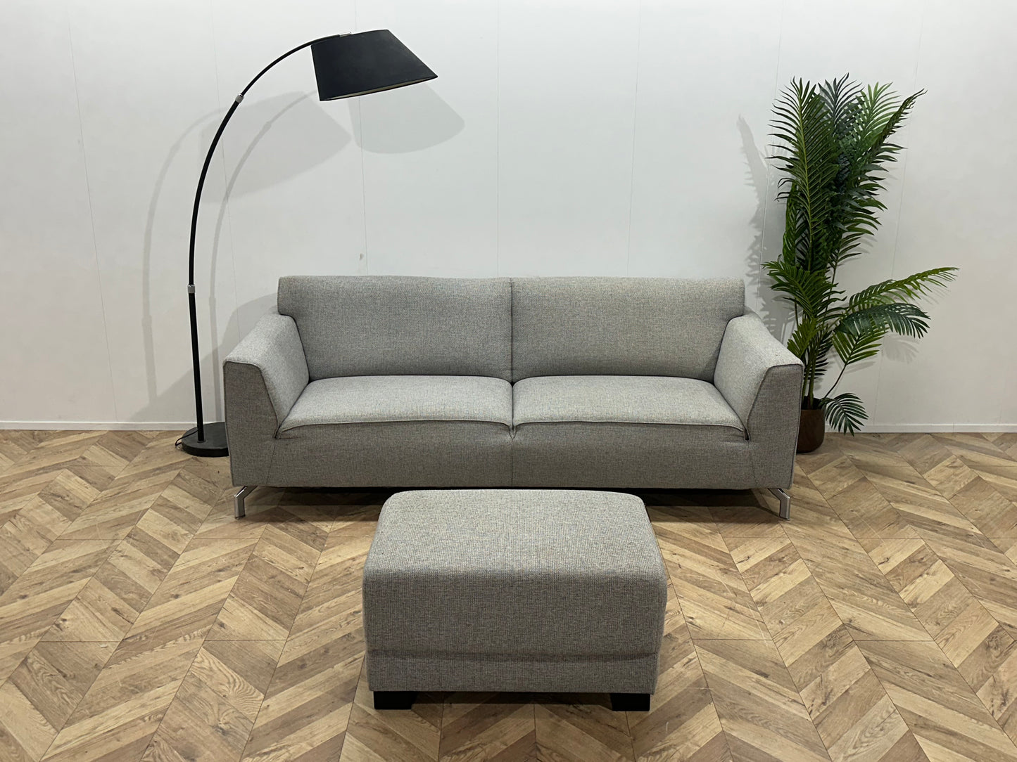 H&H Licht Grijze 2.5-Zits Bank Inc Hocker ~ Vaste Kussens