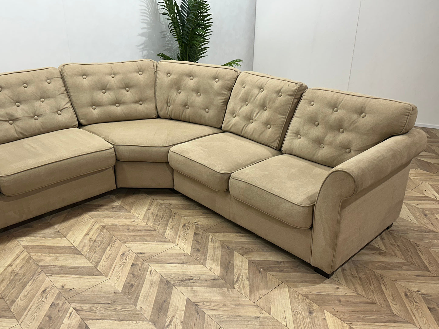 Beige Suède Stoffen Hoekbank ~ Losse Rugkussens Met Afneembare Hoezen