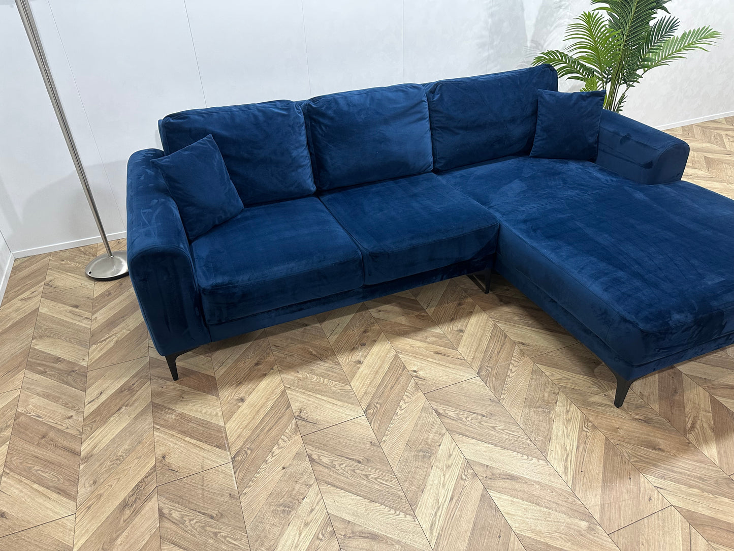 Donker Blauwe Velvet Hoekbank ~ Losse Kussens Met Afneembare Kussens