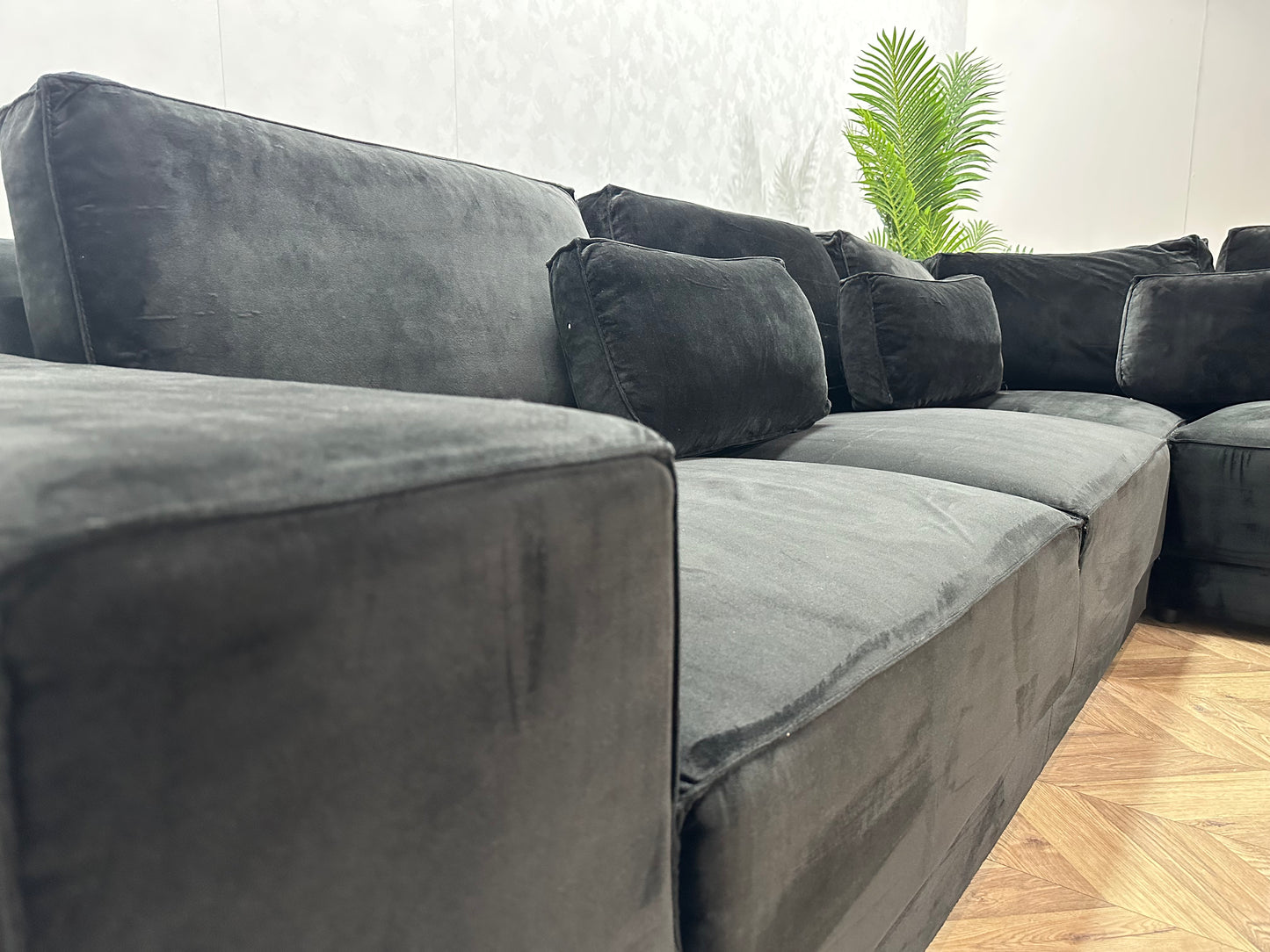 Zwarte Ruime Velvet Hoekbank ~ Losse Rugkussens Met Afneembare Hoezen