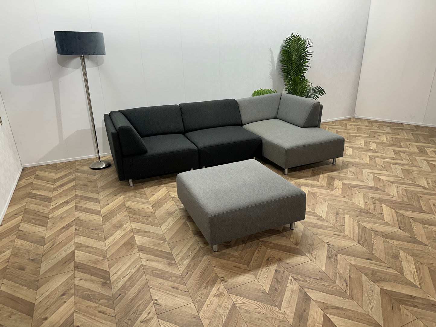 Zwart/Grijze Hoekbank Inc Hocker ~ Losse Rugkussens Met Afneembare Hoezen