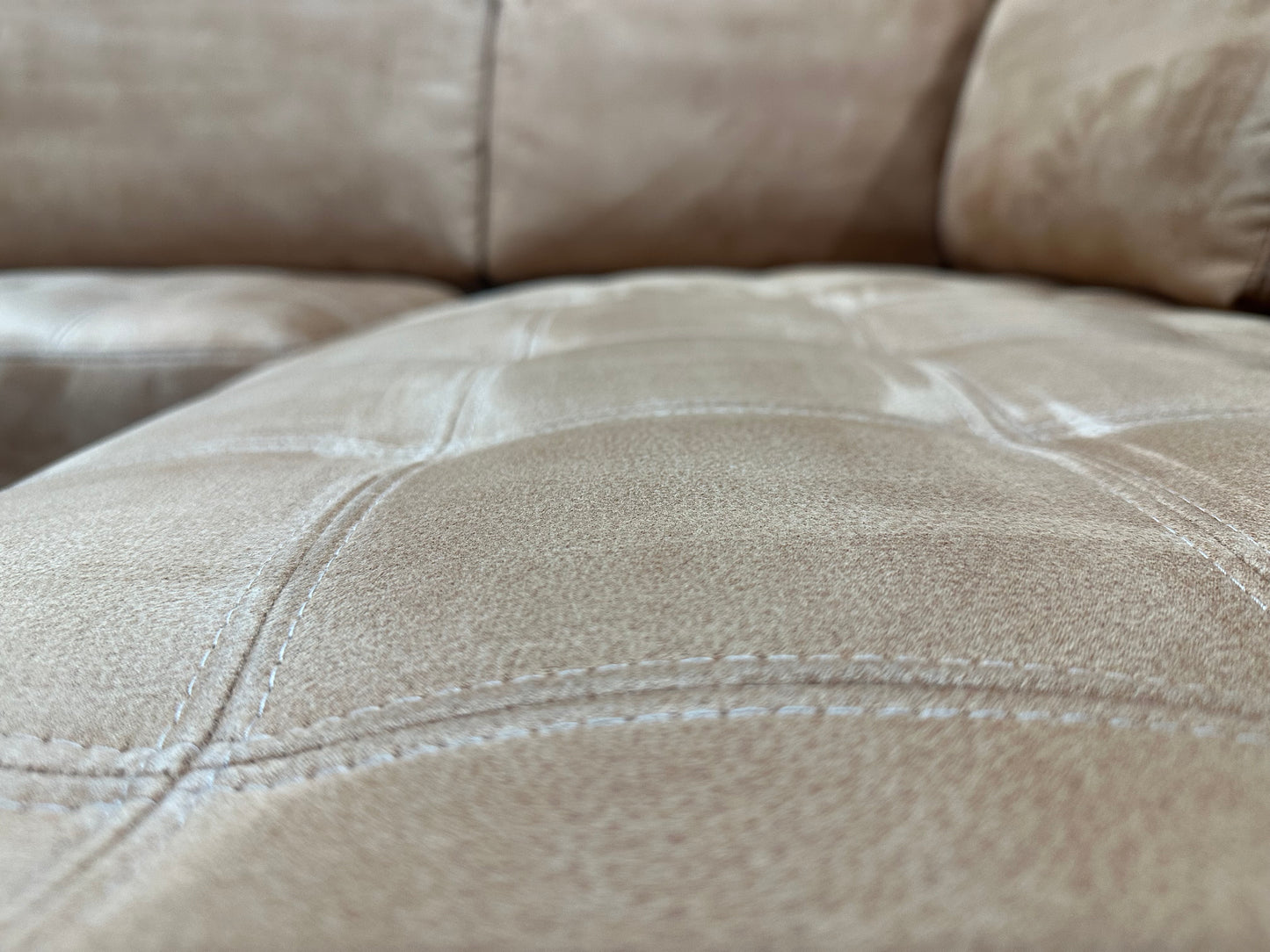 Cognac Bruine Suède Stoffen Hoekbank ~ Losse Rugkussens Met Afneembare Hoezen