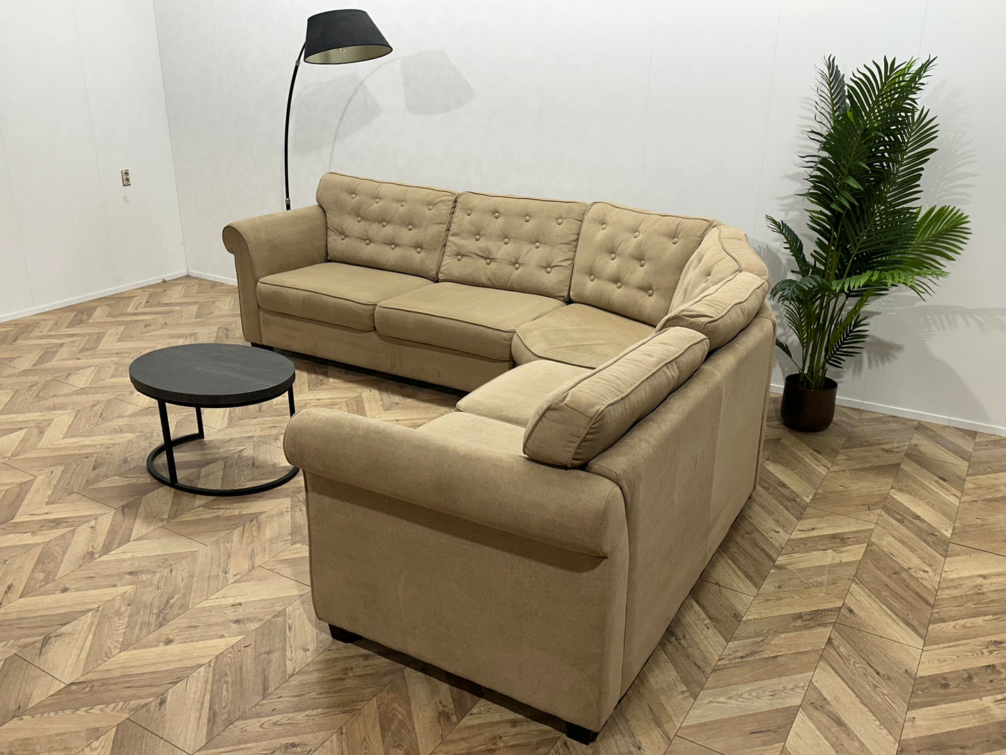 Beige Suède Stoffen Hoekbank ~ Losse Rugkussens Met Afneembare Hoezen