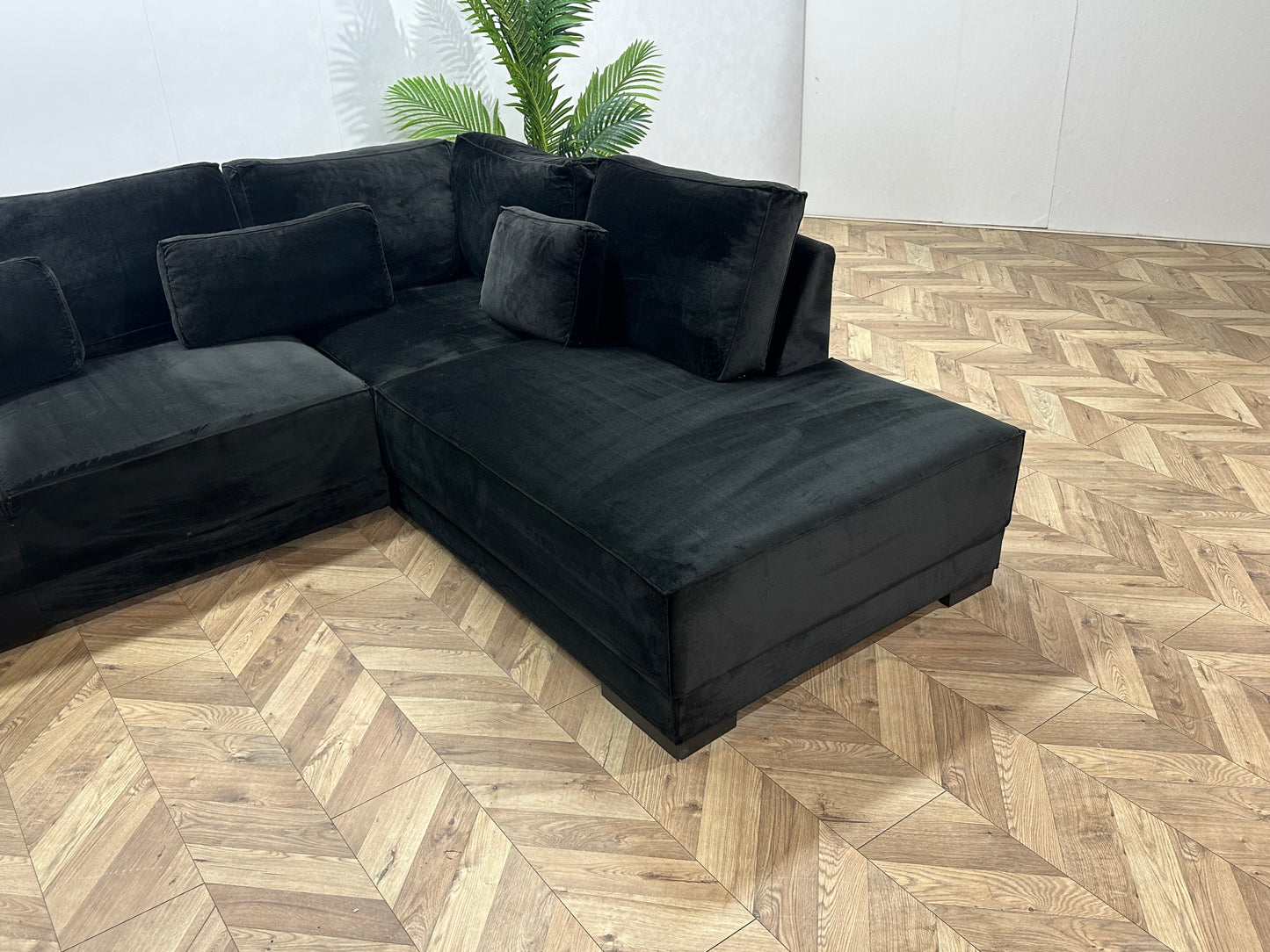 Zwarte Ruime Velvet Hoekbank ~ Losse Rugkussens Met Afneembare Hoezen