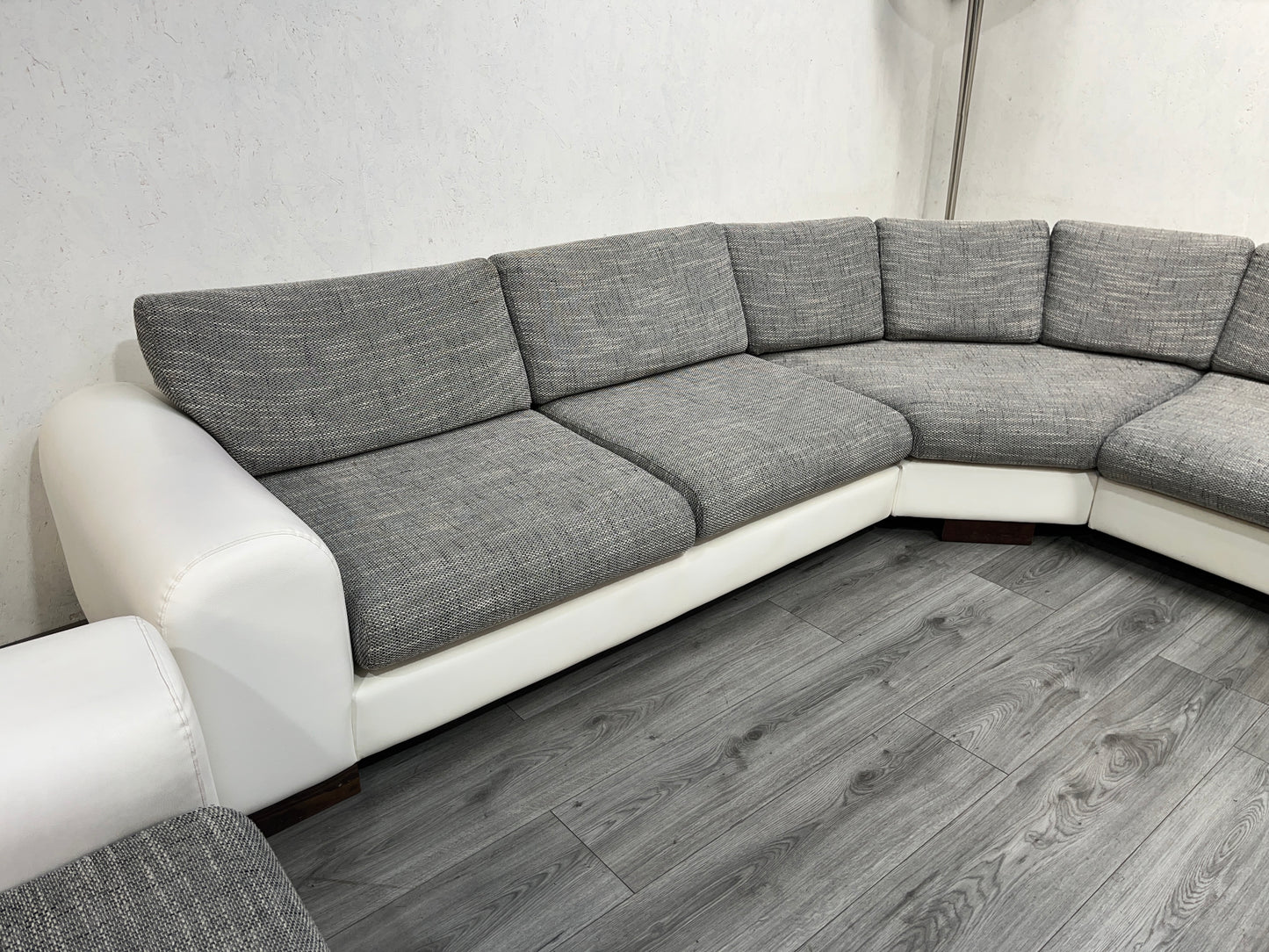 Wit / Licht Grijze Hoekbank Set Met Stoel - Banken Bazaar