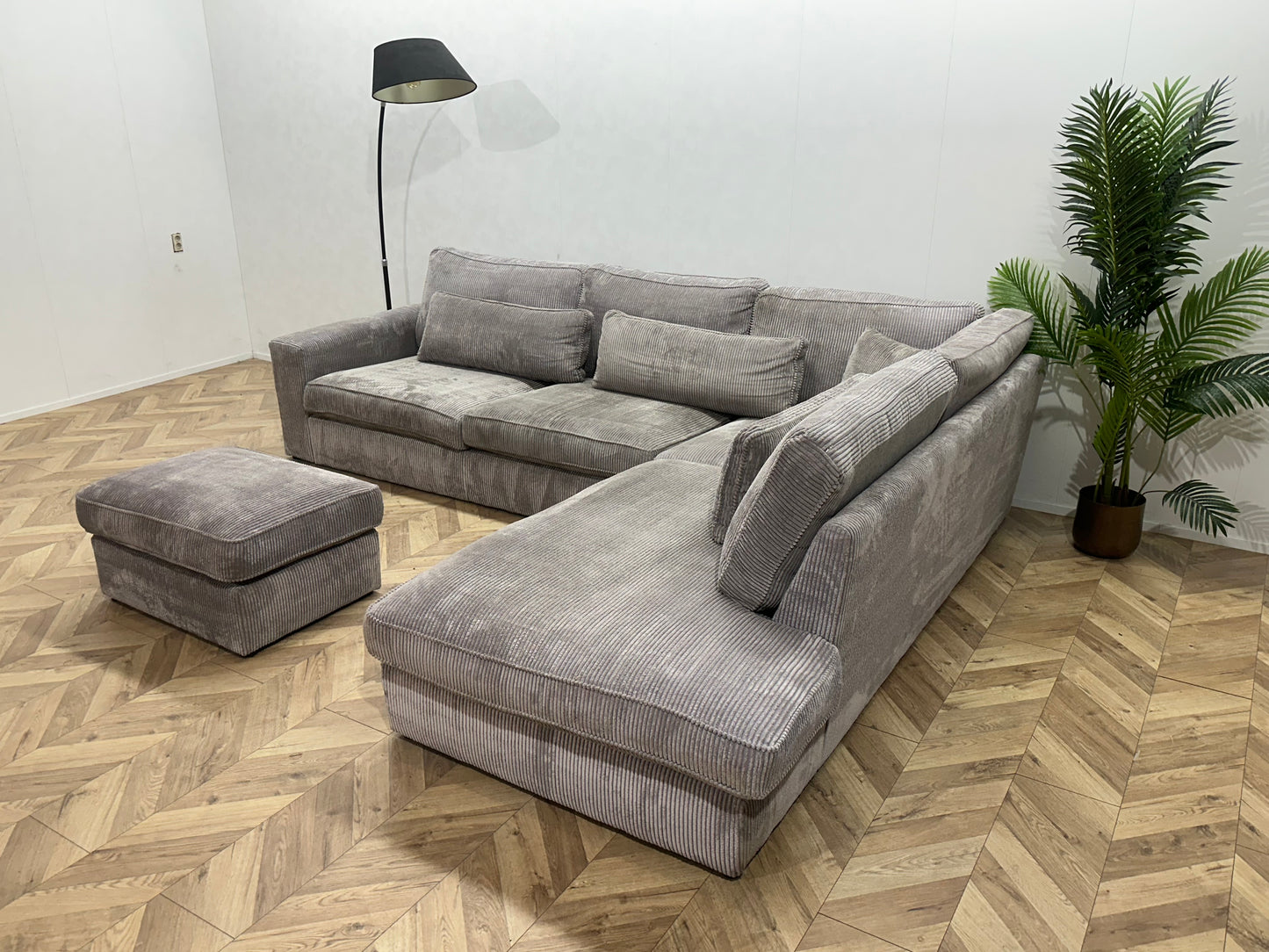 Licht Grijze Ribstof Hoekbank Inc Hocker ~ Losse Kussens Met Afneembare Hoezen
