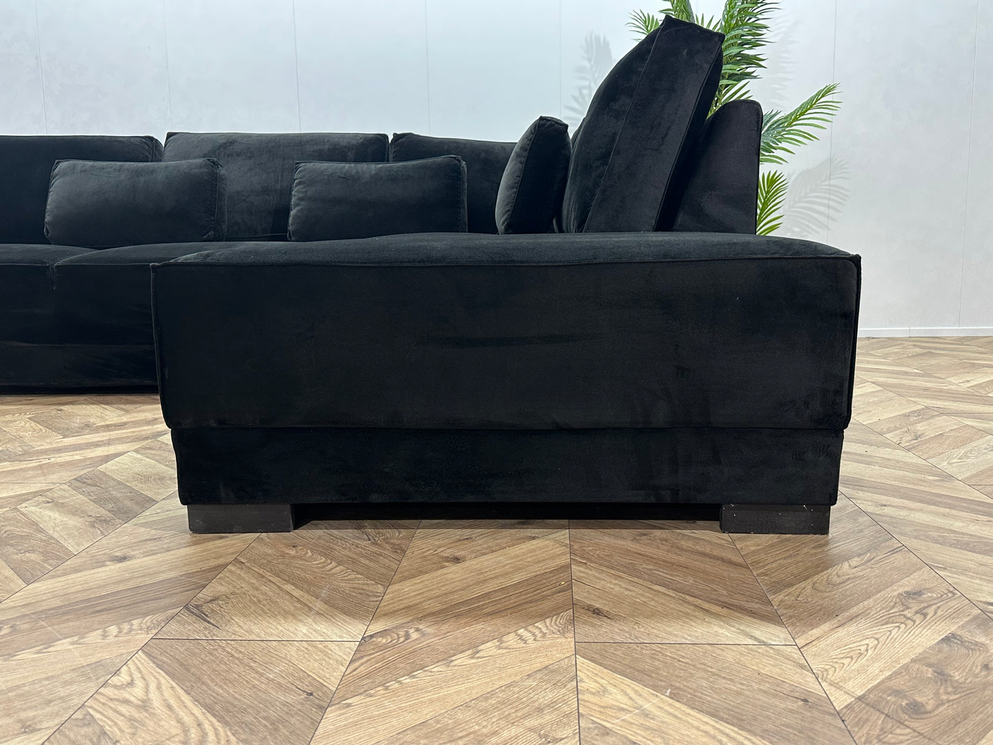 Zwarte Ruime Velvet Hoekbank ~ Losse Rugkussens Met Afneembare Hoezen