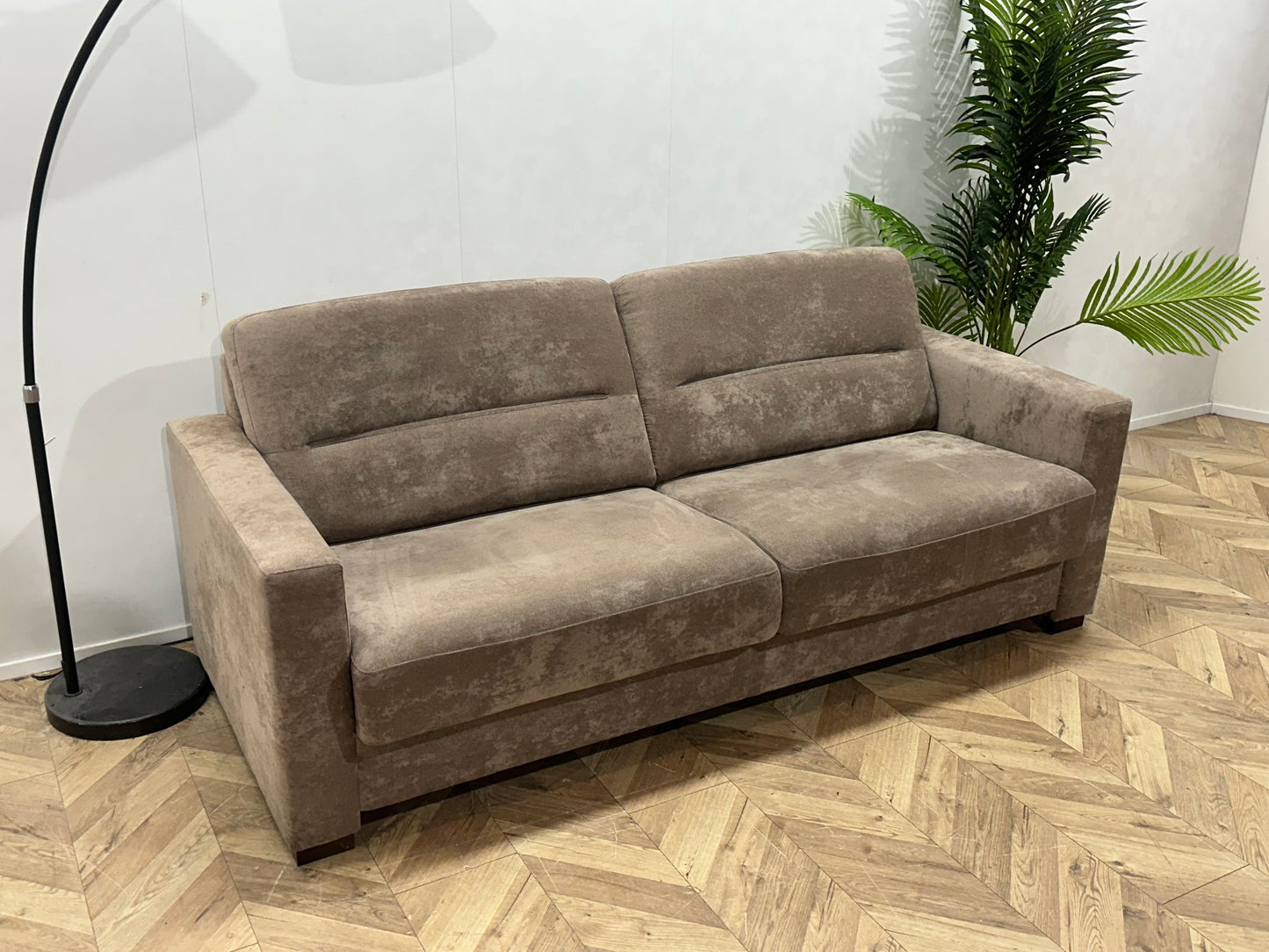 Licht Bruine Suède Stoffen 2.5-Zits Bank ~ Nieuwstaat