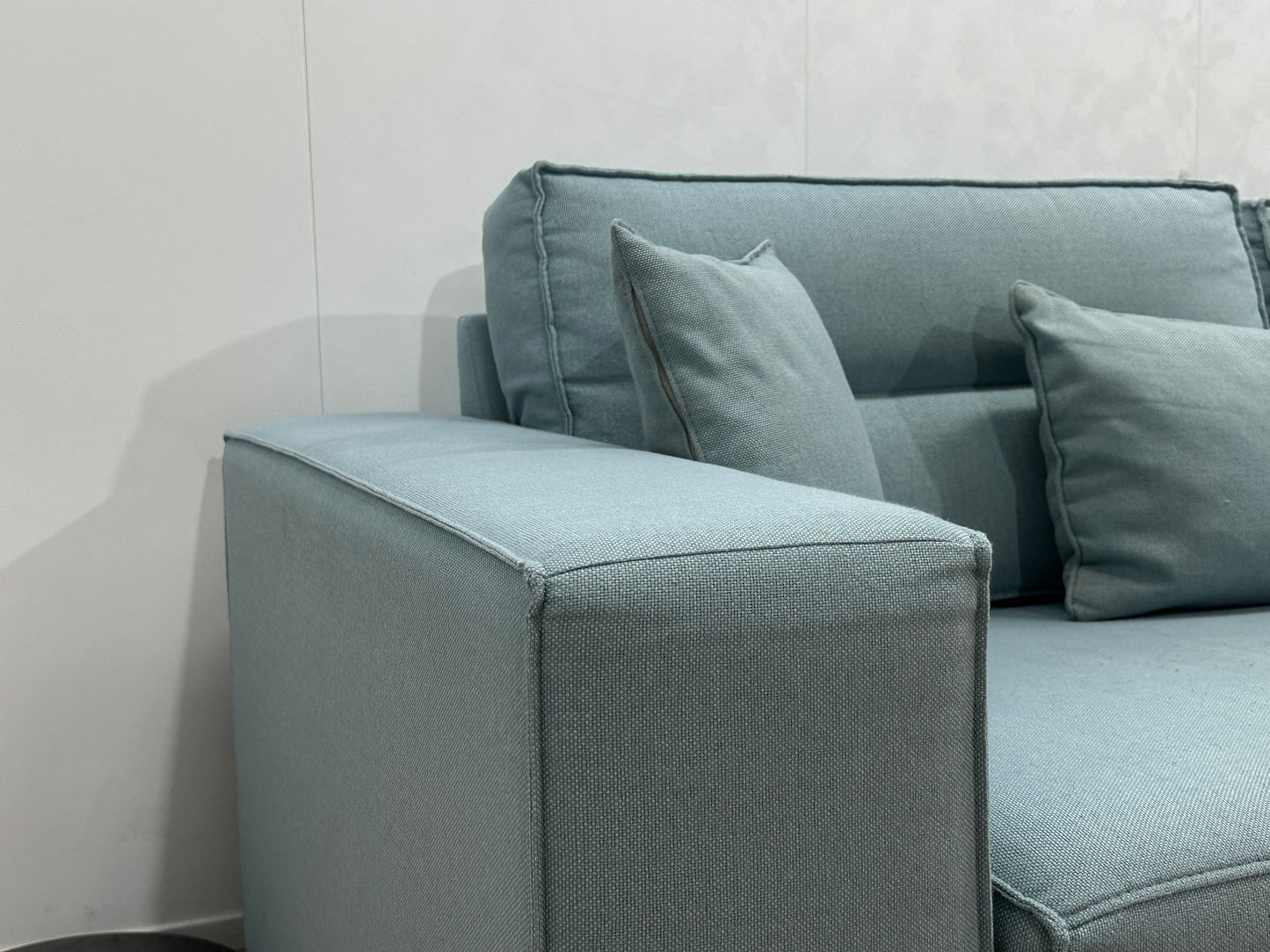 Licht Blauwe Ruime Hoekbank ~ Losse Rugkussens Met Afneembare Hoezen