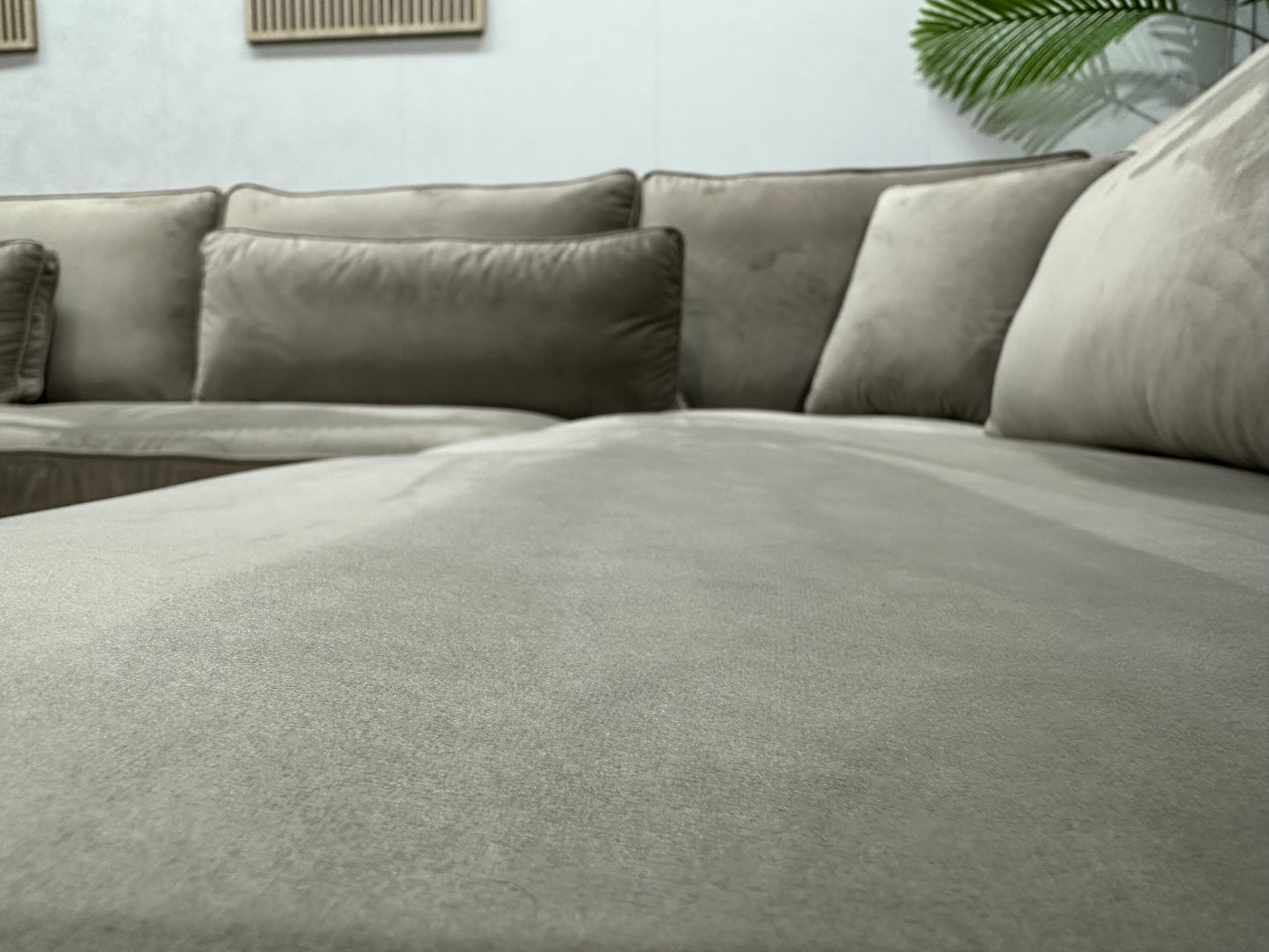 Licht Grijze/Beige Velvet Ruime U Bank ~ Losse Kussens Met Afneembare Hoezen