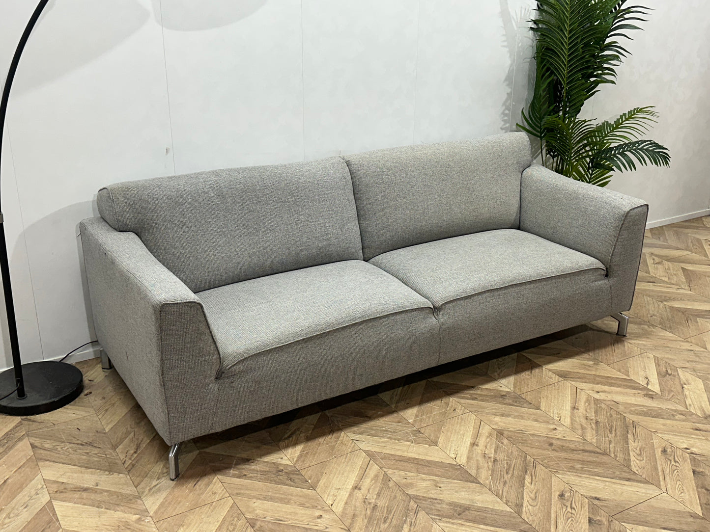 H&H Licht Grijze 2.5-Zits Bank Inc Hocker ~ Vaste Kussens