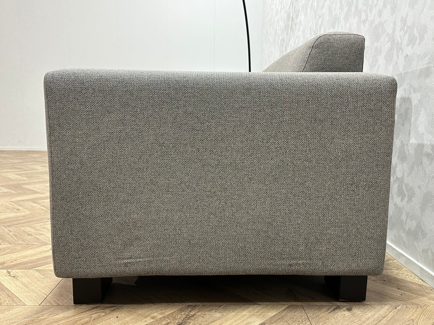 Licht grijze 2.5-Zits Bank Inc Hocker ~ Vaste Kussens