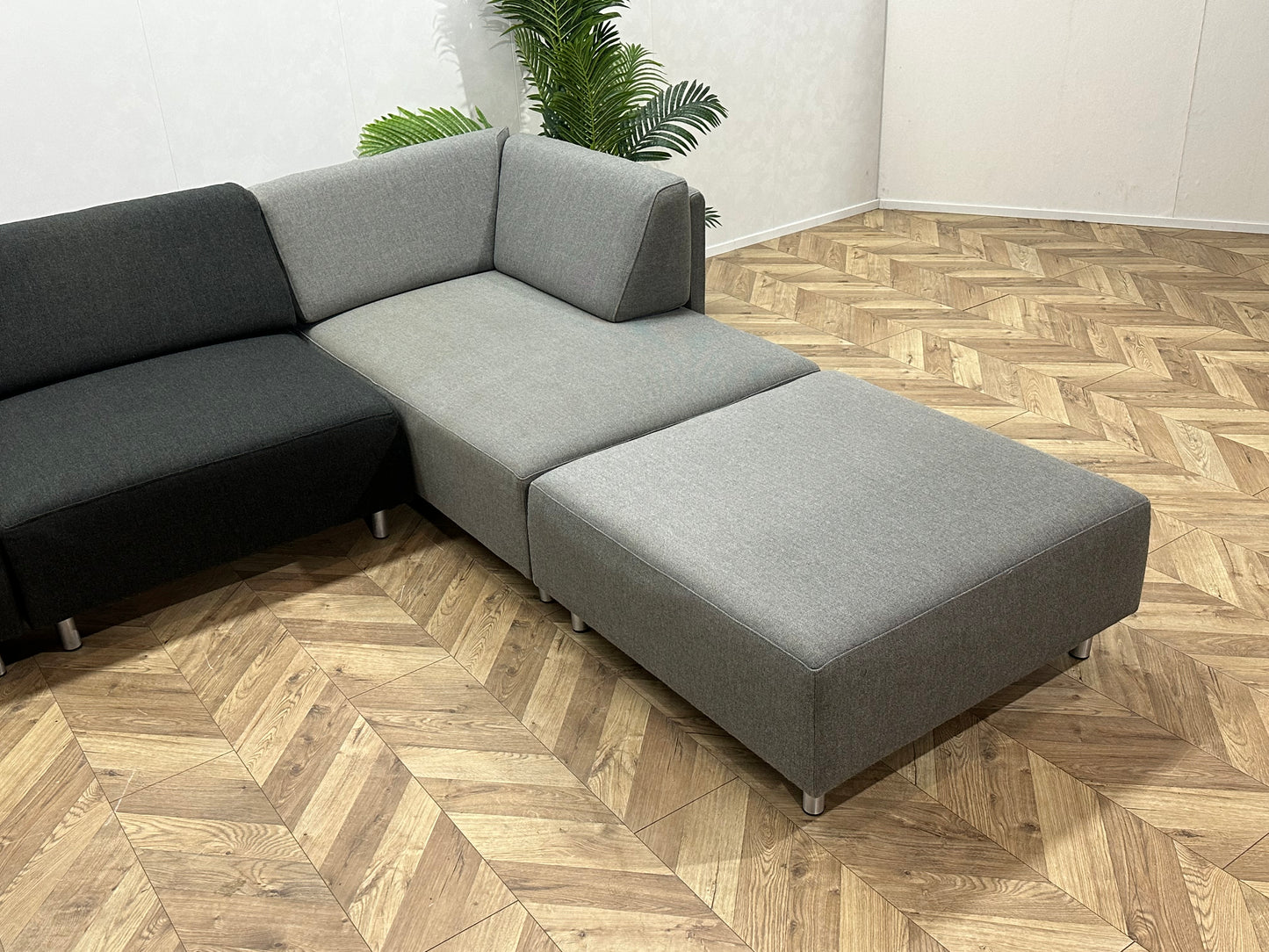 Zwart/Grijze Hoekbank Inc Hocker ~ Losse Rugkussens Met Afneembare Hoezen