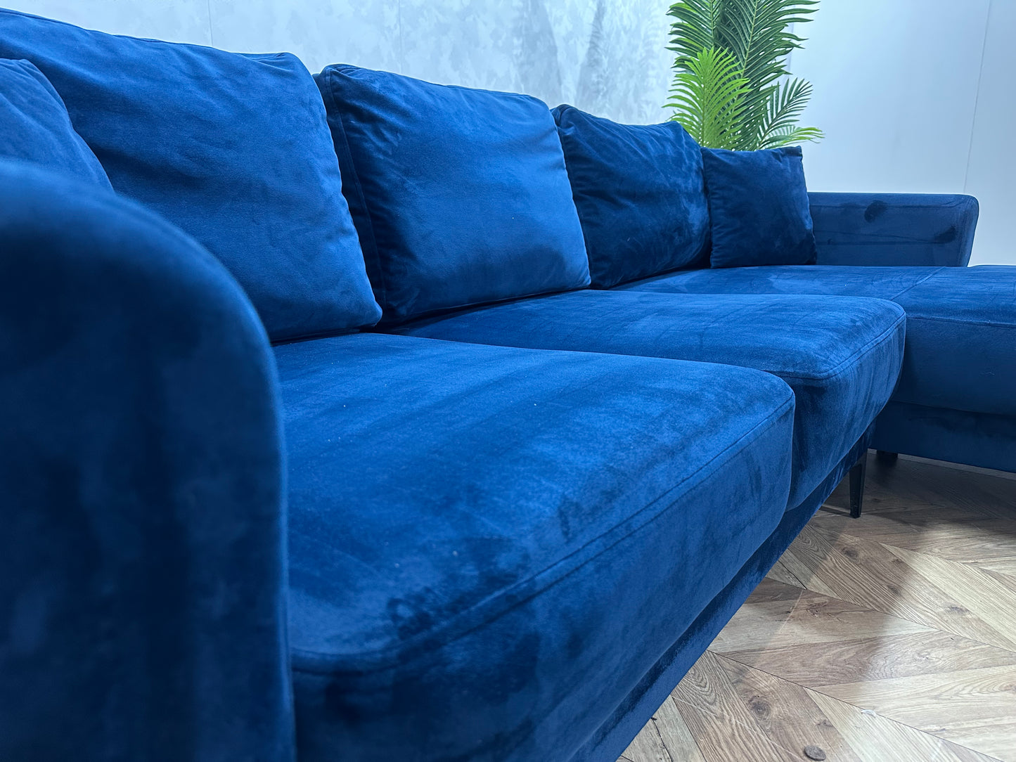 Donker Blauwe Velvet Hoekbank ~ Losse Kussens Met Afneembare Kussens