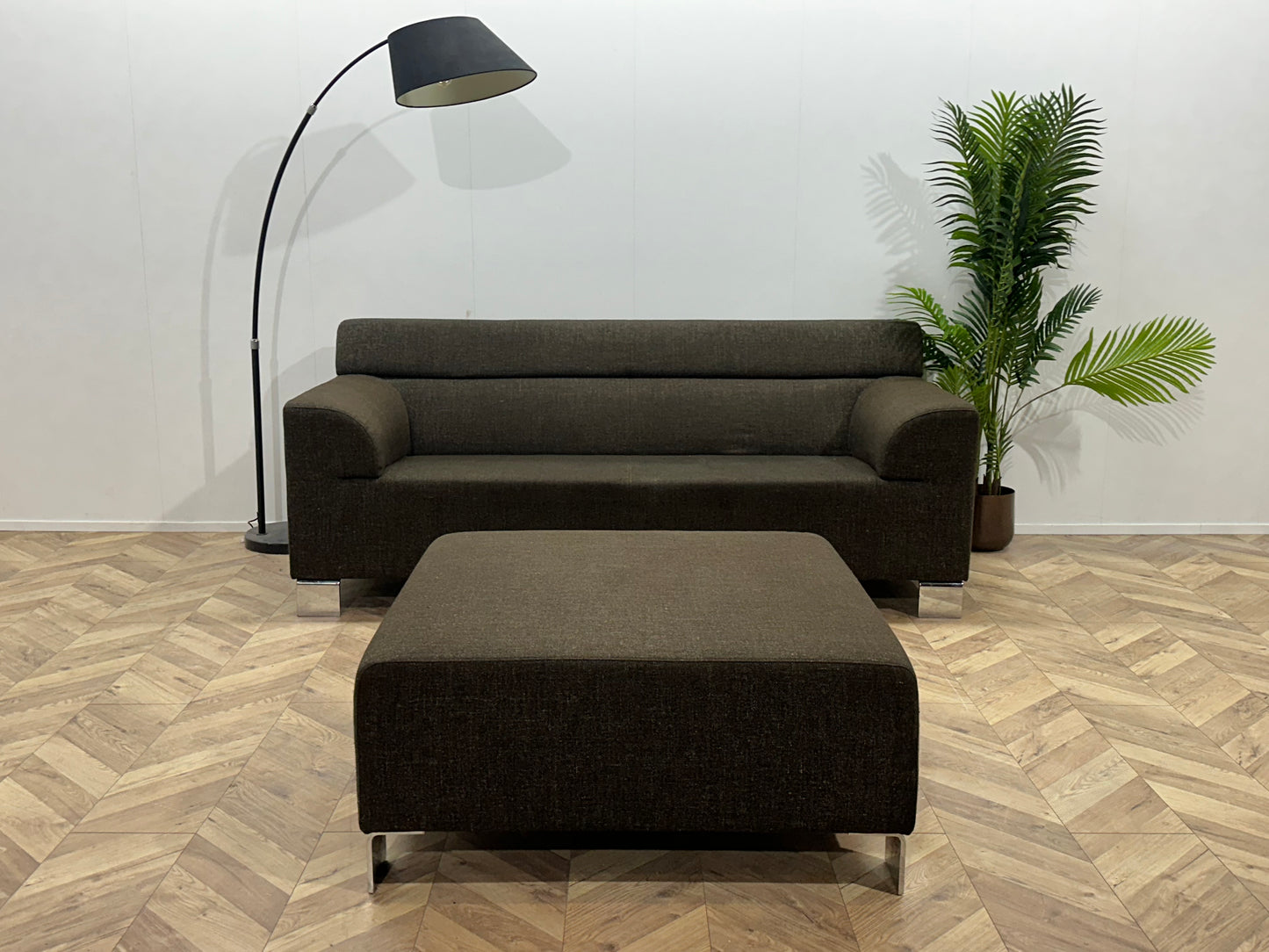 Bruine 2.5-Zits Bank Inc Hocker ~ Vaste Kussens
