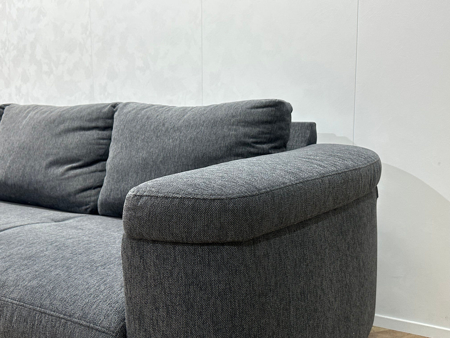 Grijze Design Hoekbank ~ Losse Rugkussens Met Afneembare Hoezen ~ Kleine Opbergruimte