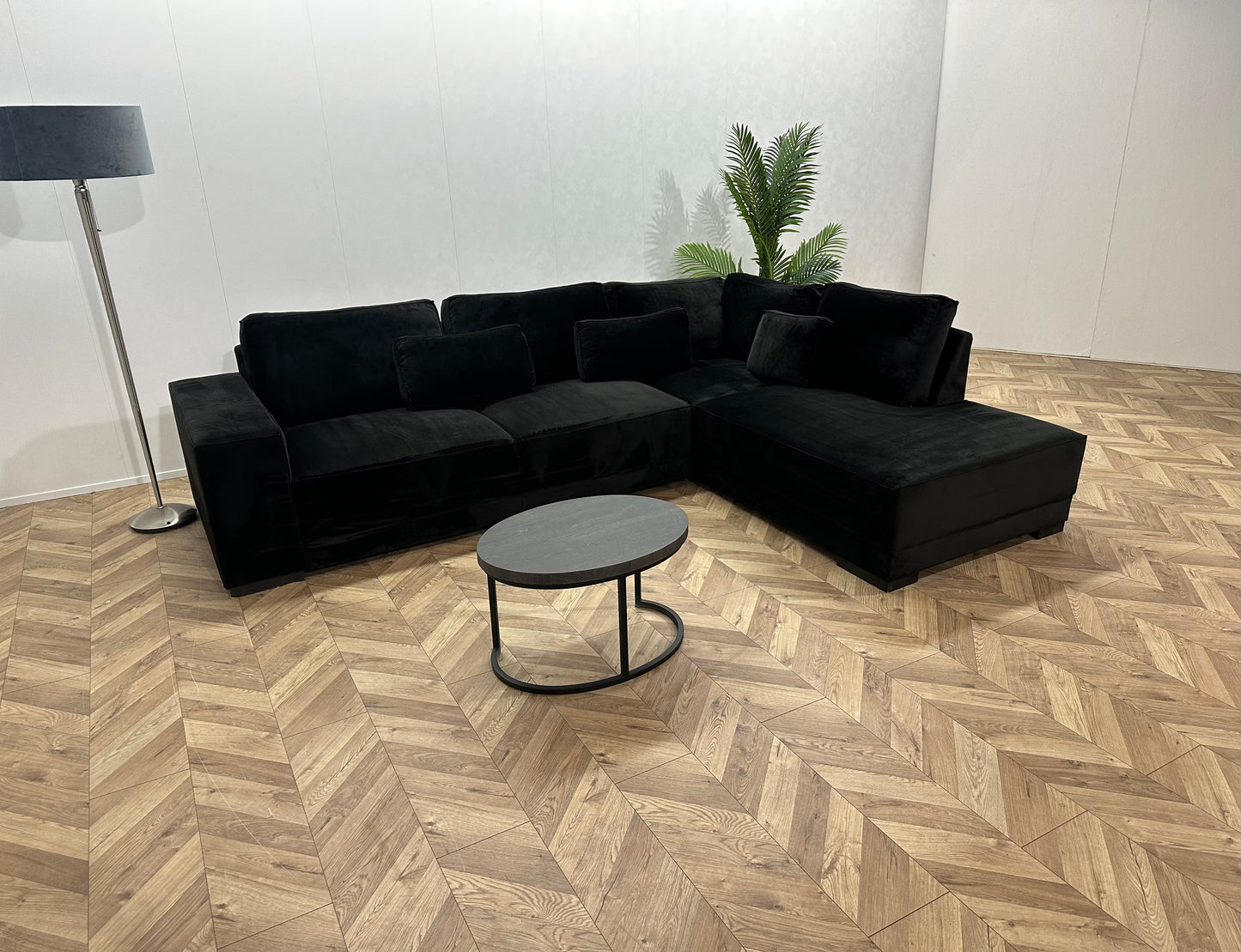 Zwarte Ruime Velvet Hoekbank ~ Losse Rugkussens Met Afneembare Hoezen