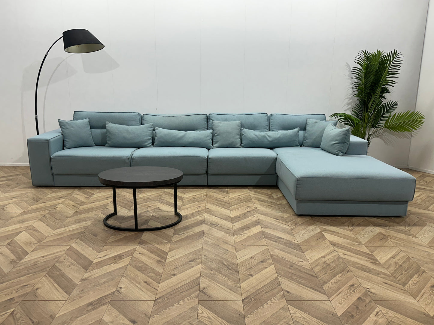 Licht Blauwe Ruime Hoekbank ~ Losse Rugkussens Met Afneembare Hoezen