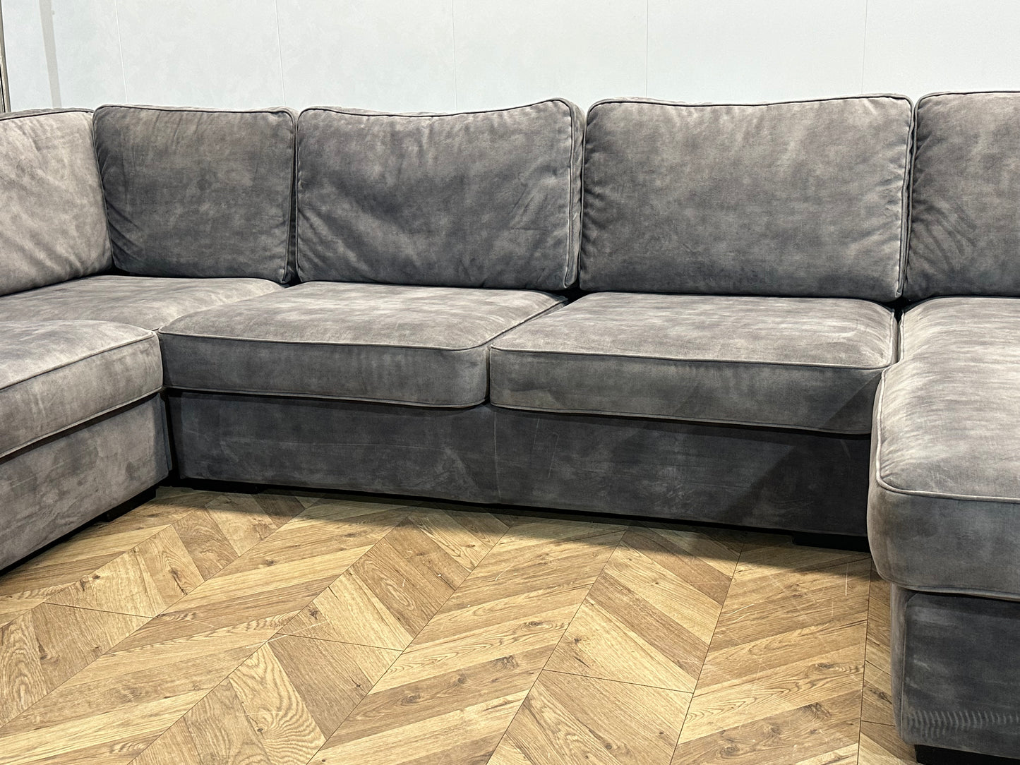Room108 Grijze Ruime Velvet U Bank ~ Nieuwstaat