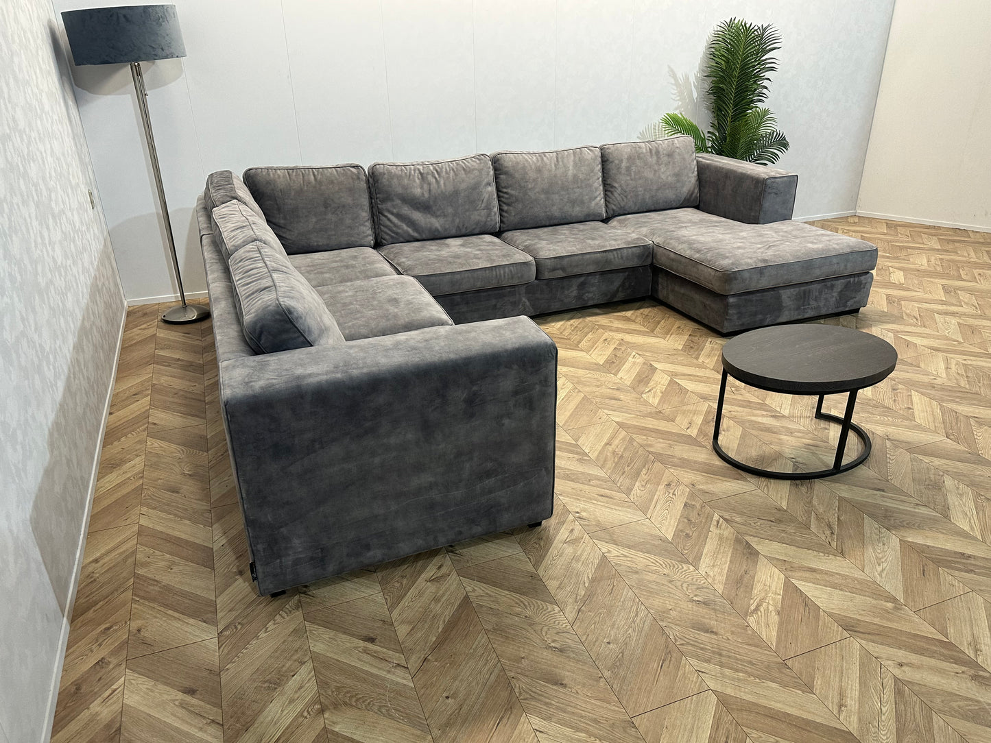 Room108 Grijze Ruime Velvet U Bank ~ Nieuwstaat