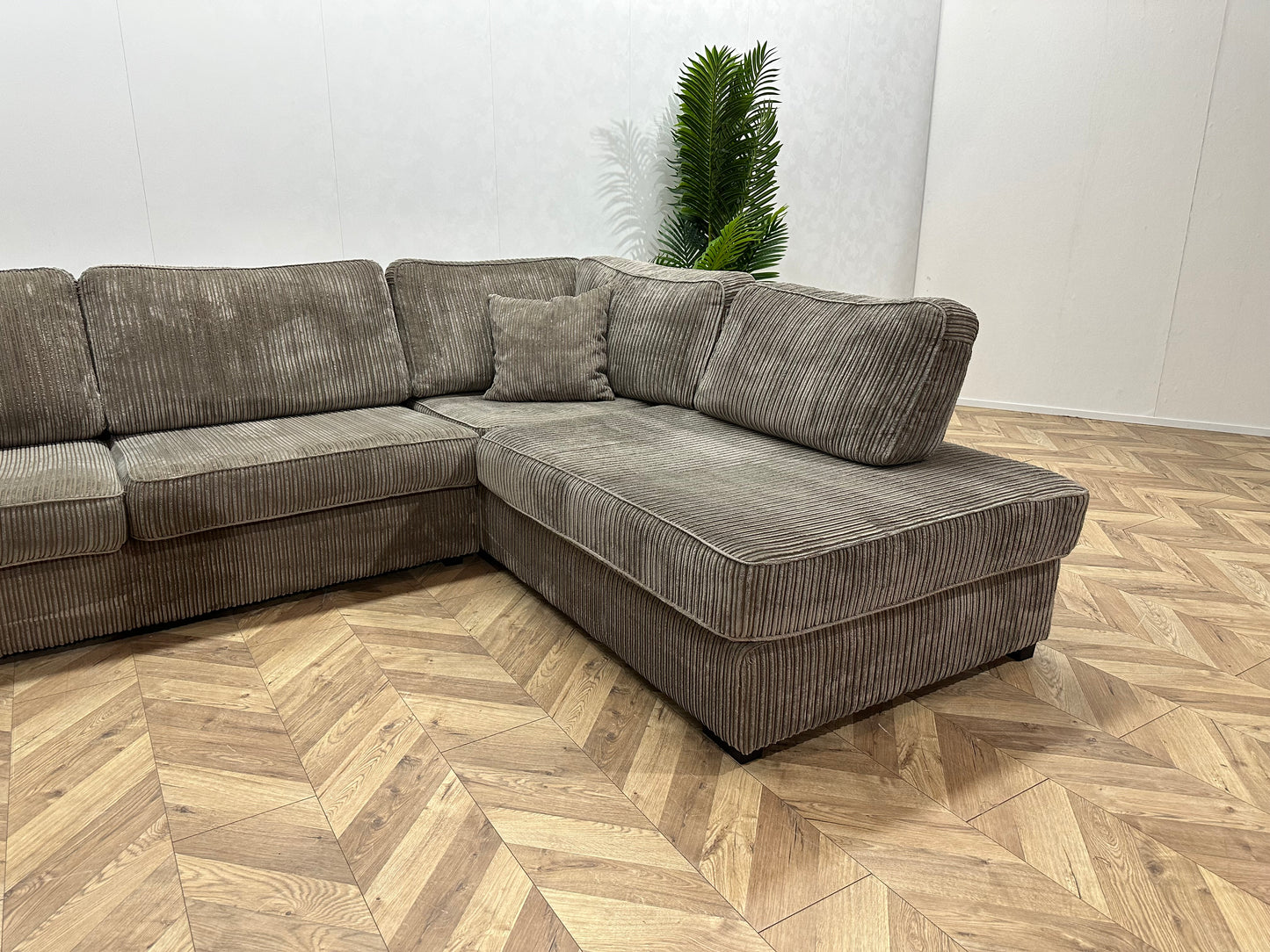 Taupe Ribstof Hoekbank ~ Losse Kussens Met Afneembare Hoezen