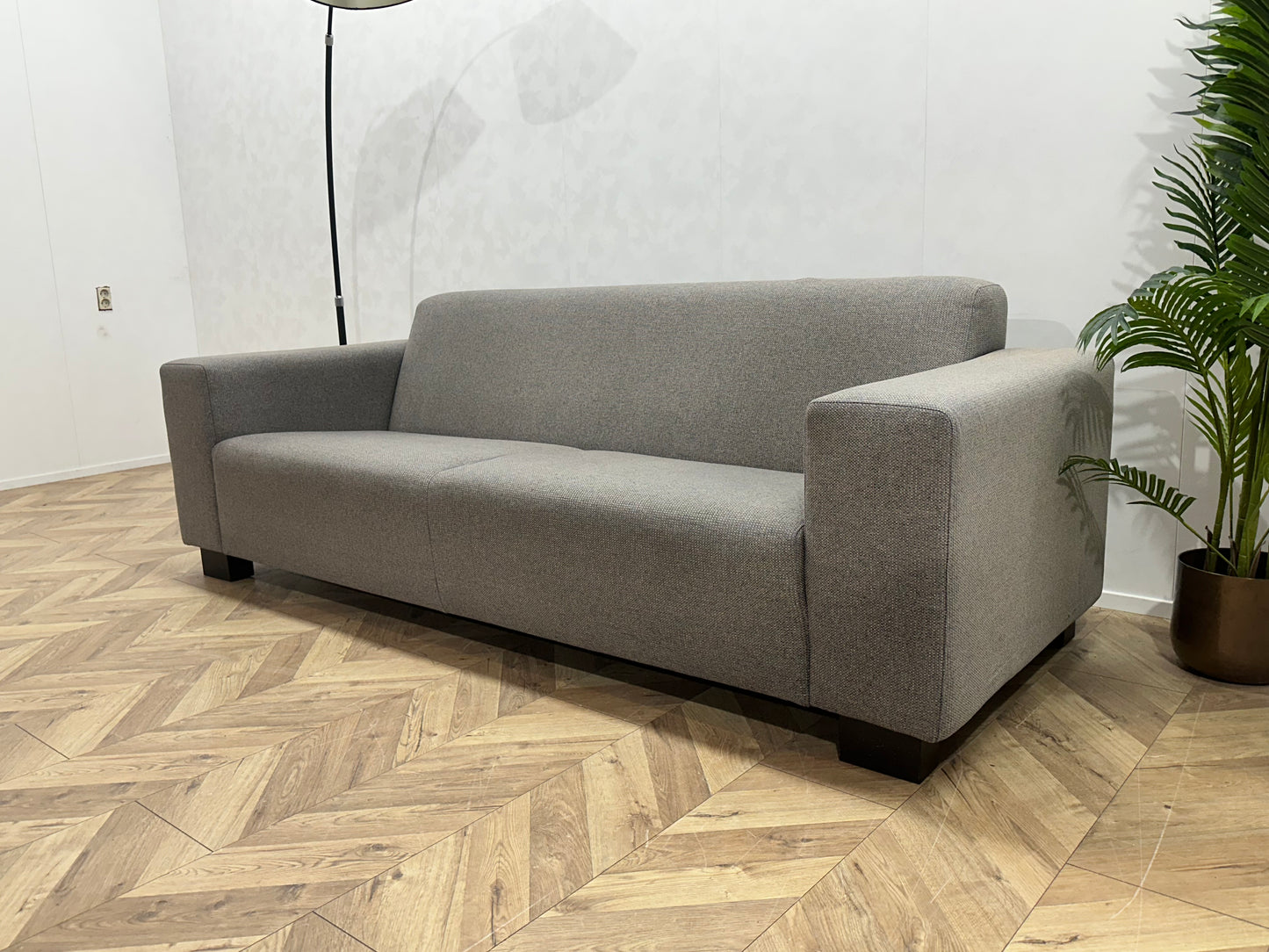 Licht grijze 2.5-Zits Bank Inc Hocker ~ Vaste Kussens