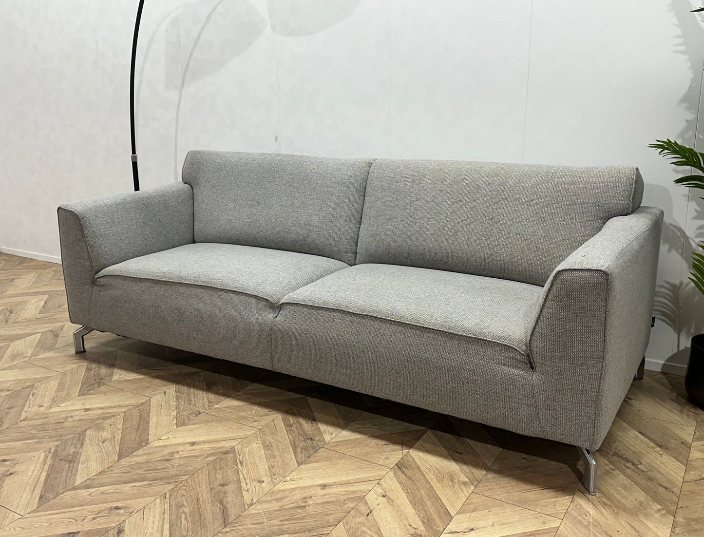 H&H Licht Grijze 2.5-Zits Bank Inc Hocker ~ Vaste Kussens