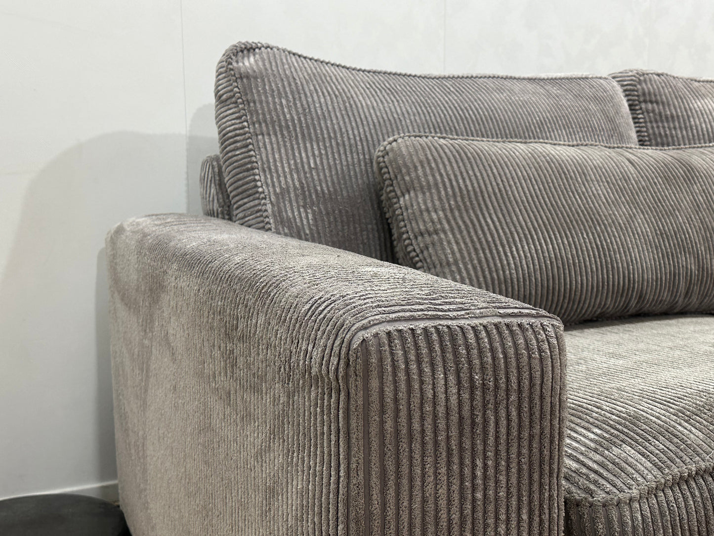 Licht Grijze Ribstof Hoekbank Inc Hocker ~ Losse Kussens Met Afneembare Hoezen