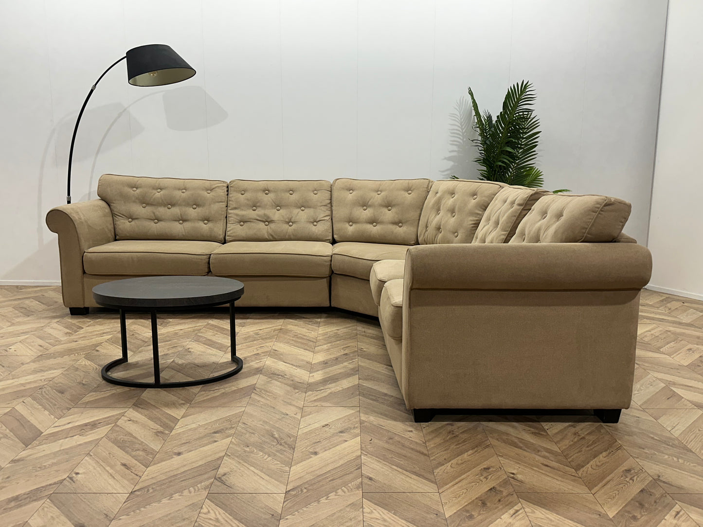 Beige Suède Stoffen Hoekbank ~ Losse Rugkussens Met Afneembare Hoezen