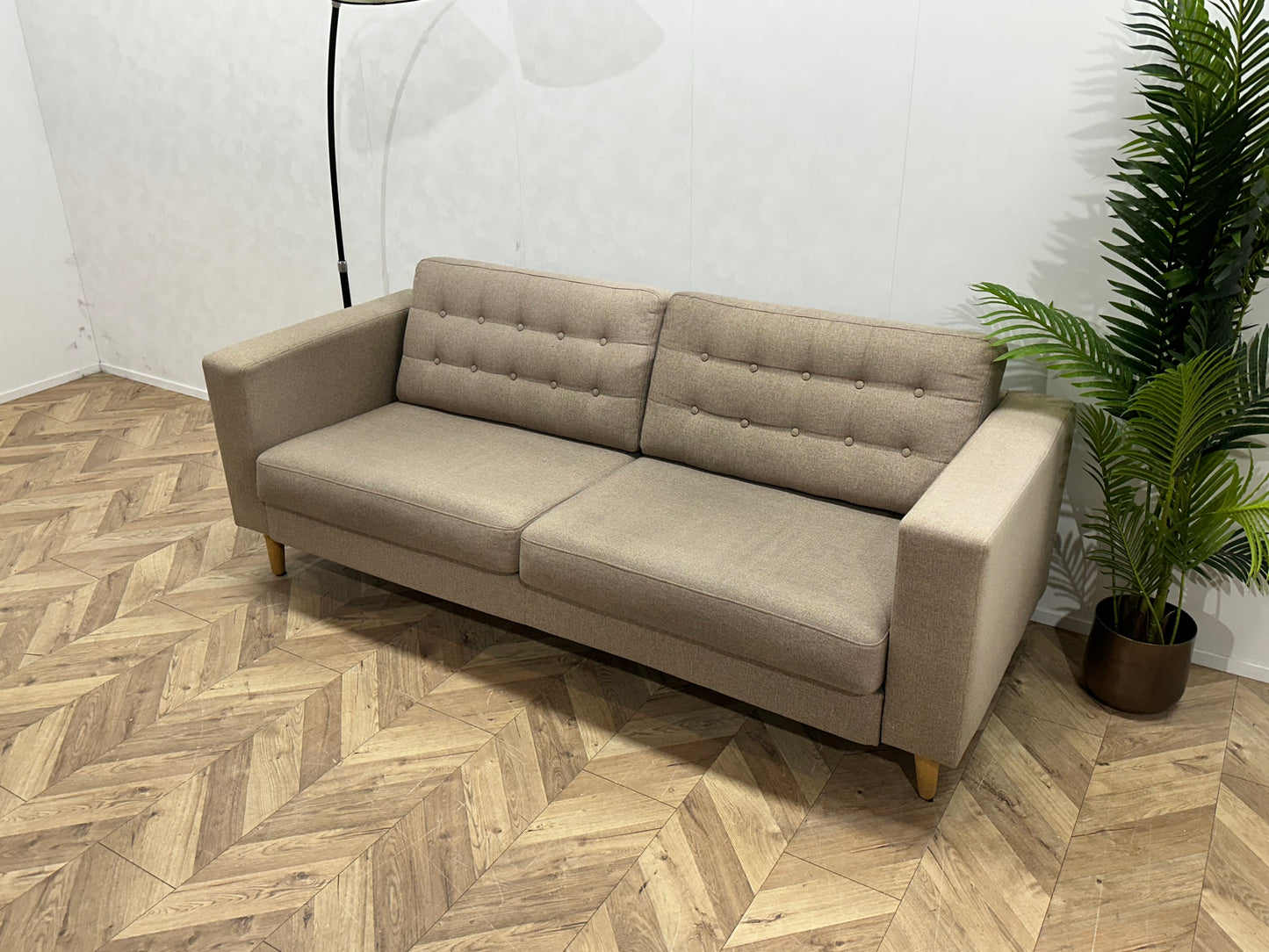 Beige 2.5-Zits Bank ~ Losse Kussens Met Afneembare Hoezen