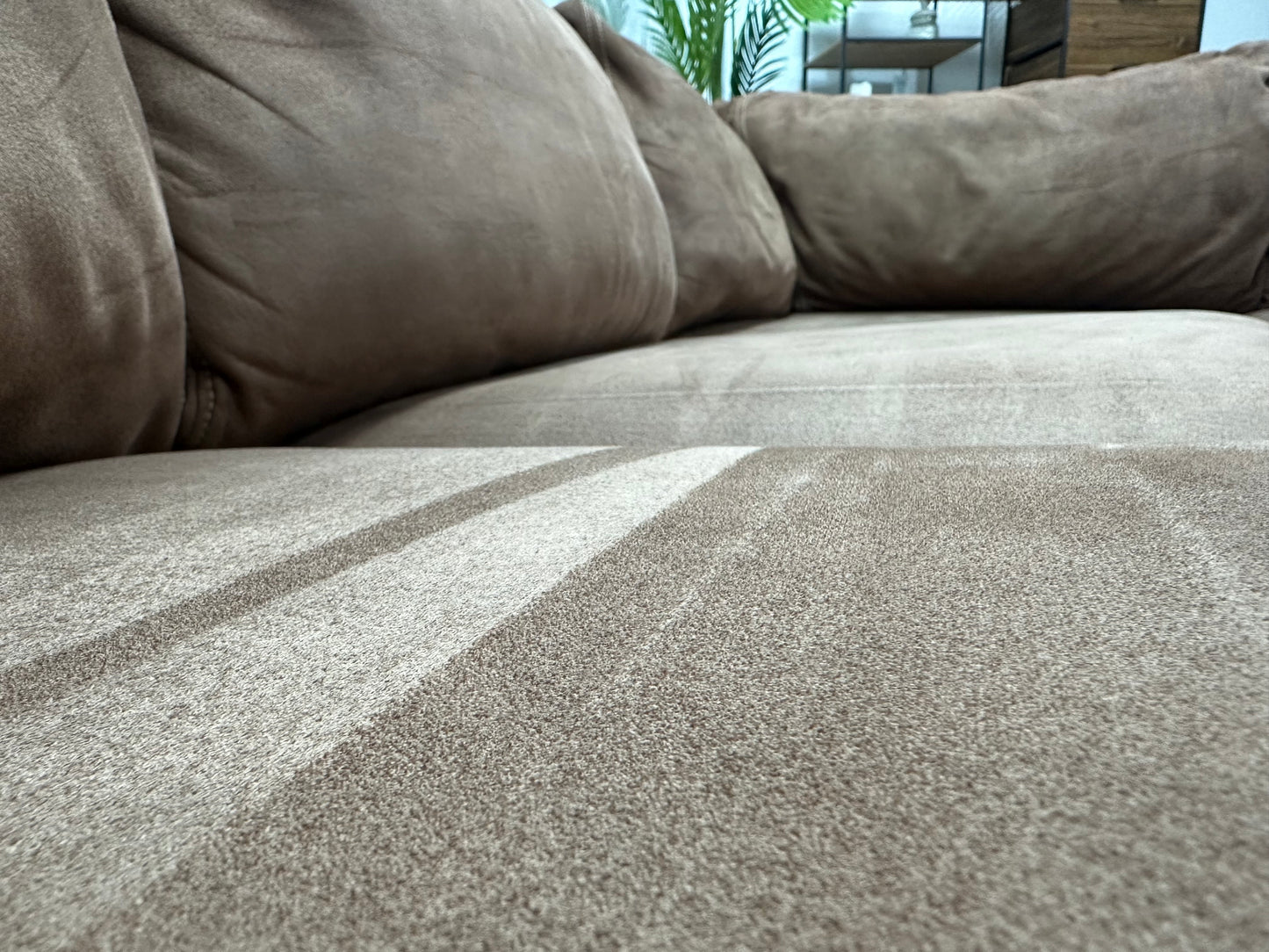 Bruine Suède Stoffen Hoekbank ~ Losse Kussens Met Afneembare Hoezen