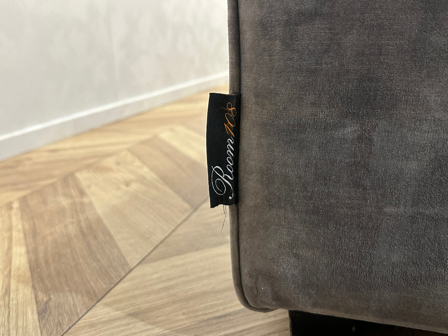 Room108 Grijze Ruime Velvet U Bank ~ Nieuwstaat