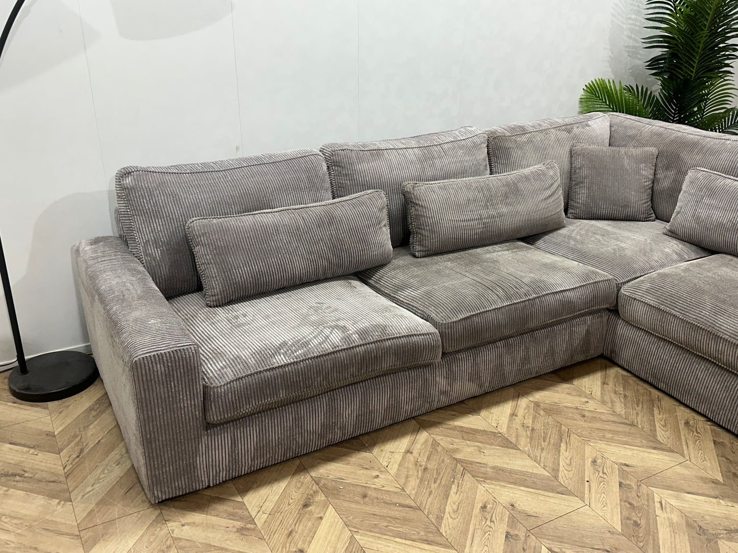 Licht Grijze Ribstof Hoekbank Inc Hocker ~ Losse Kussens Met Afneembare Hoezen