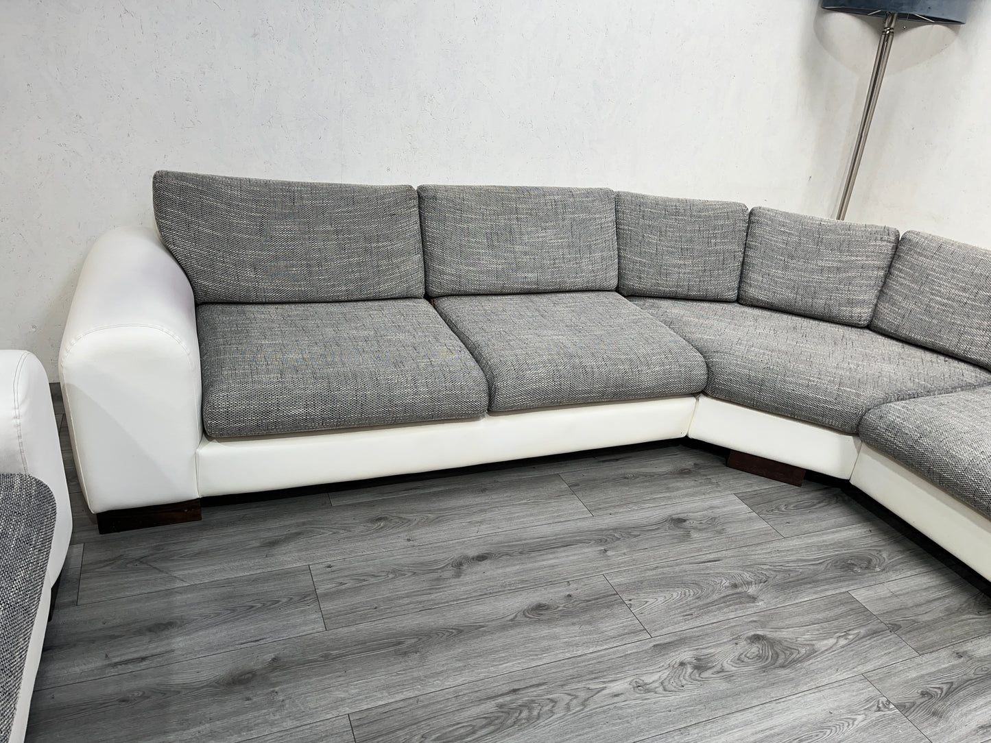 Wit / Licht Grijze Hoekbank Set Met Stoel - Banken Bazaar