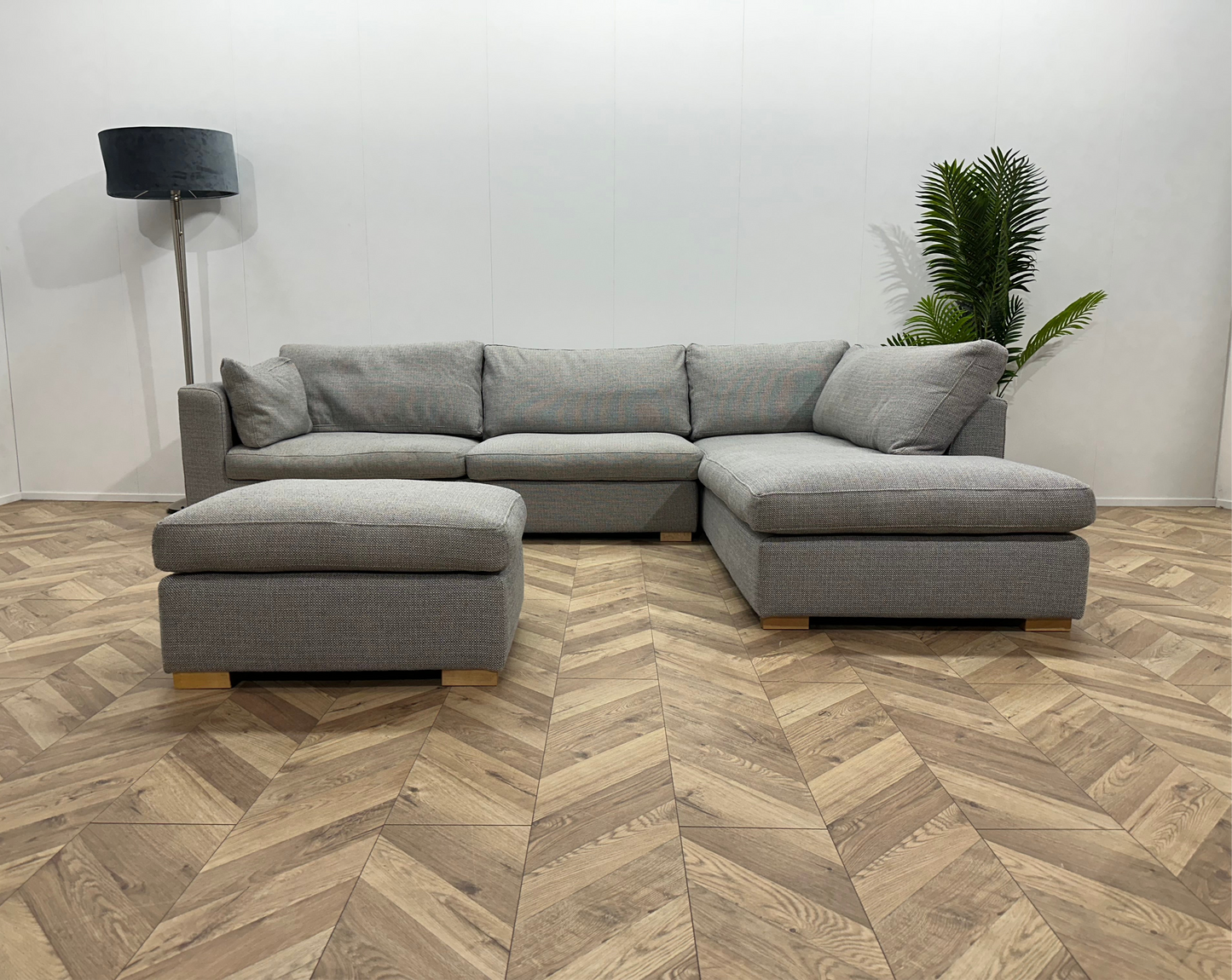 Licht Grijze Hoekbank Inc. Hocker ~ Losse Kussens Met Afneembare Hoezen