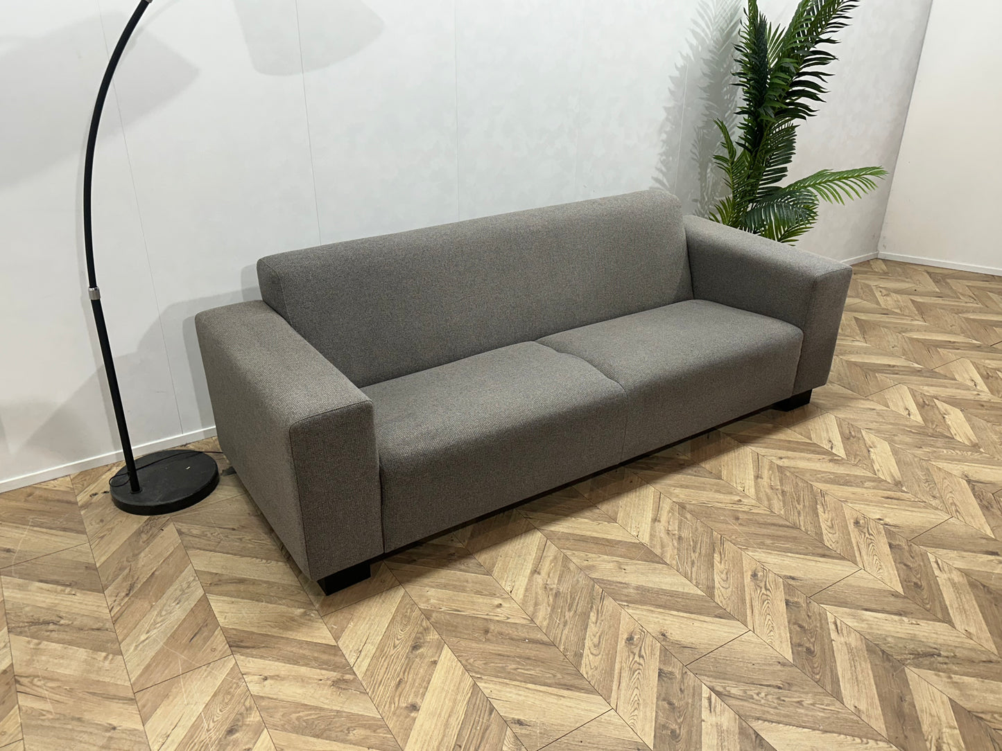 Licht grijze 2.5-Zits Bank Inc Hocker ~ Vaste Kussens